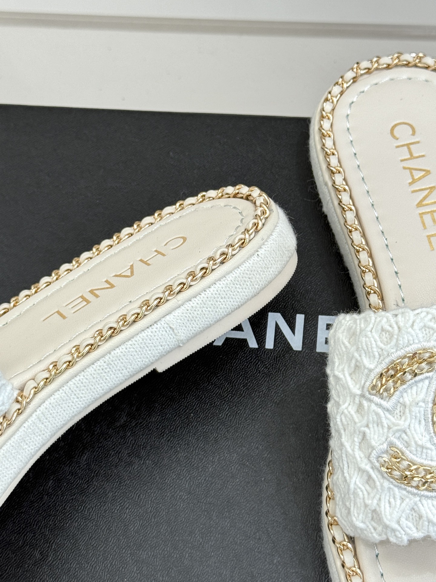 
CHANE*｜小香25C春夏新品度假
厚底链条双C拖鞋
这一季度假凉拖系列真的超美！
搭配链条双C五金