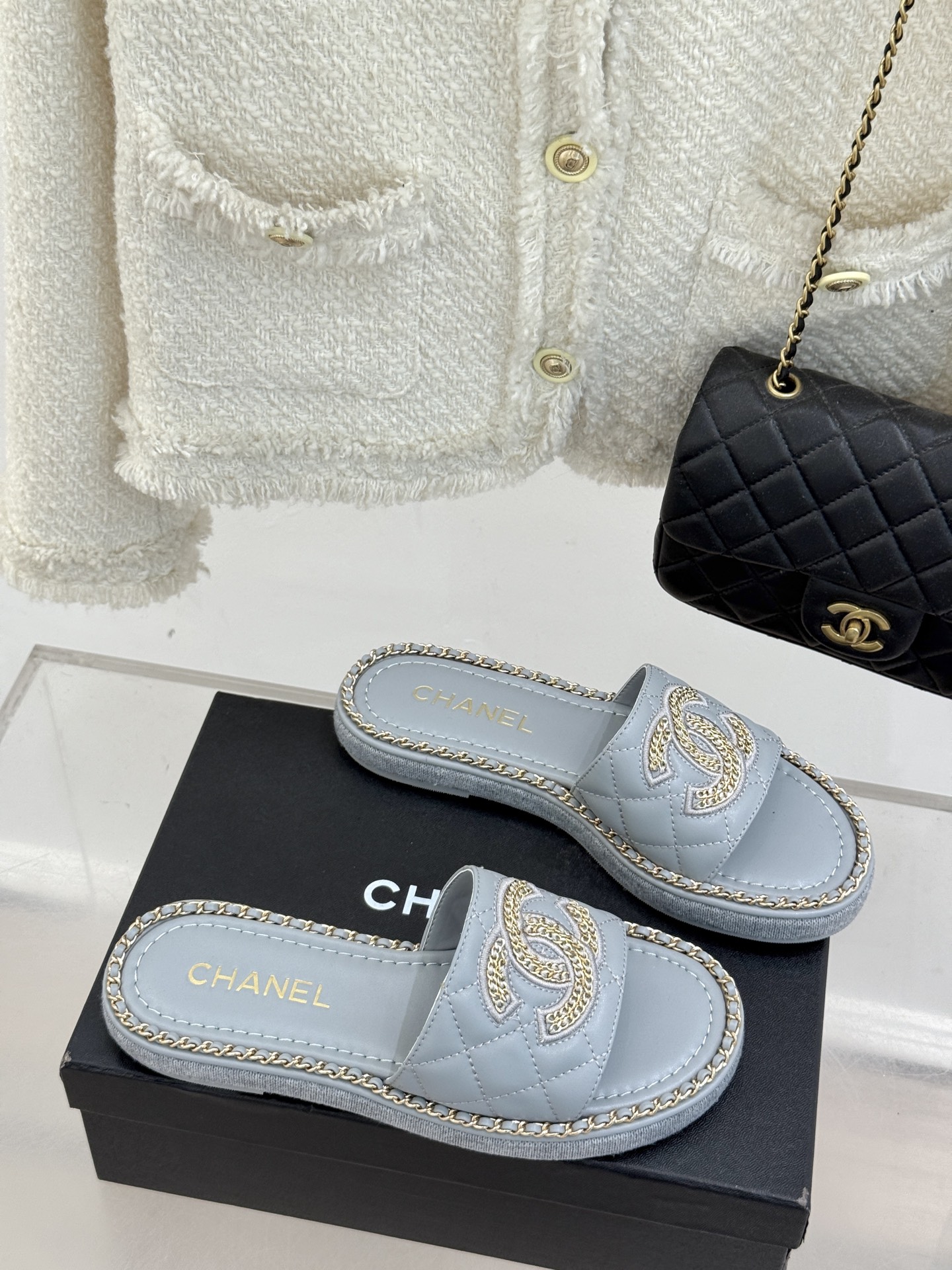 
CHANE*｜小香25C春夏新品度假
厚底链条双C拖鞋
这一季度假凉拖系列真的超美！
搭配链条双C五金