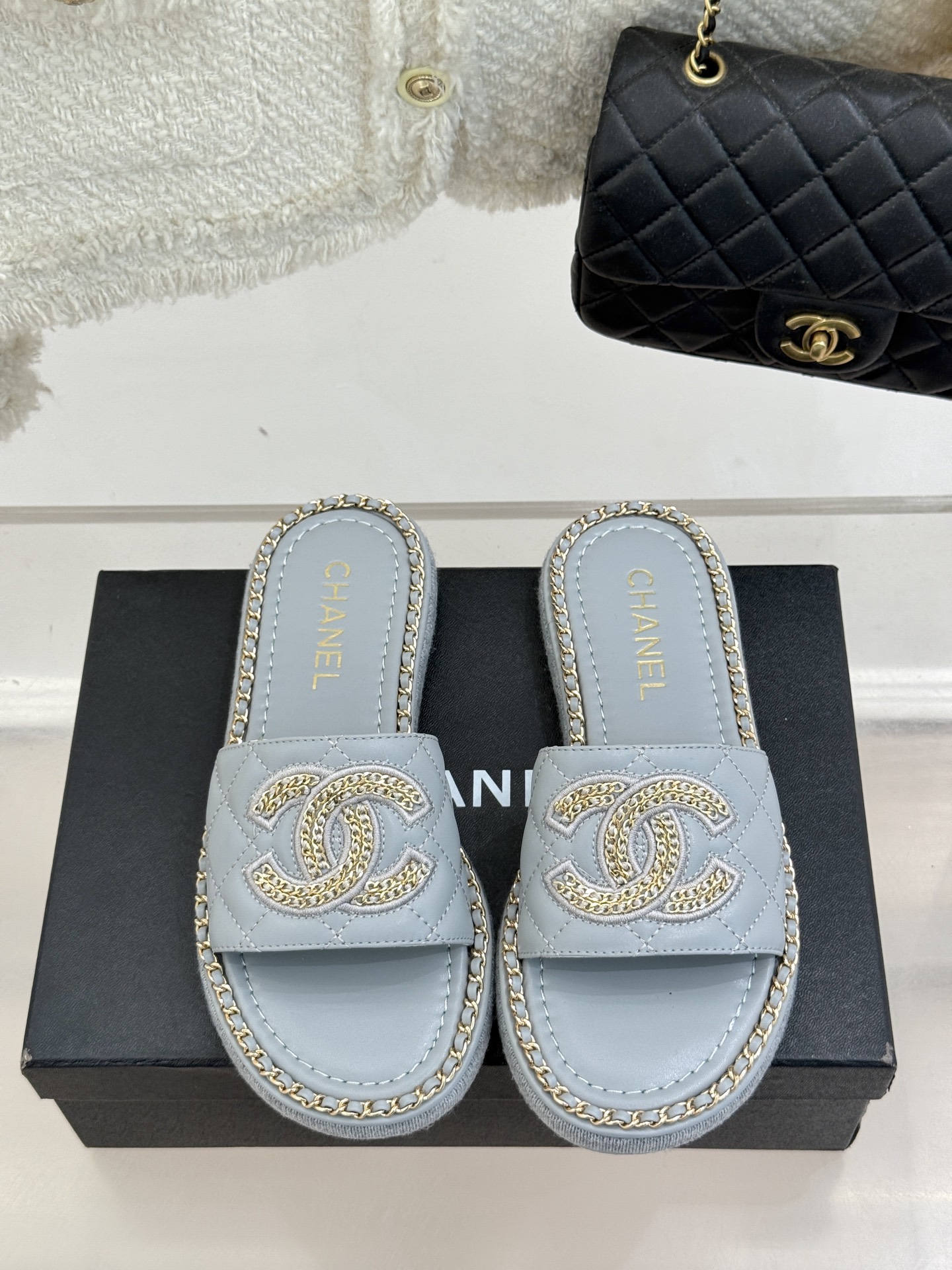 
CHANE*｜小香25C春夏新品度假
厚底链条双C拖鞋
这一季度假凉拖系列真的超美！
搭配链条双C五金