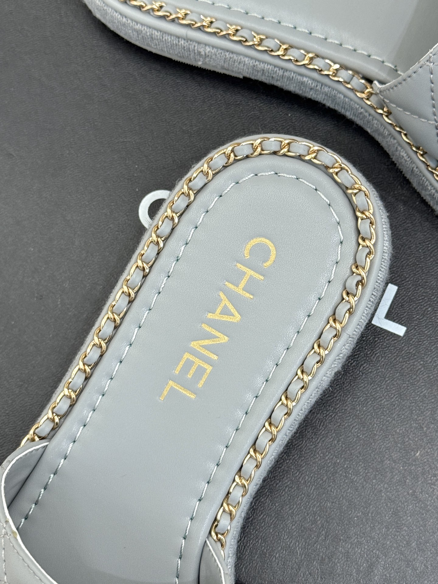 
CHANE*｜小香25C春夏新品度假
厚底链条双C拖鞋
这一季度假凉拖系列真的超美！
搭配链条双C五金