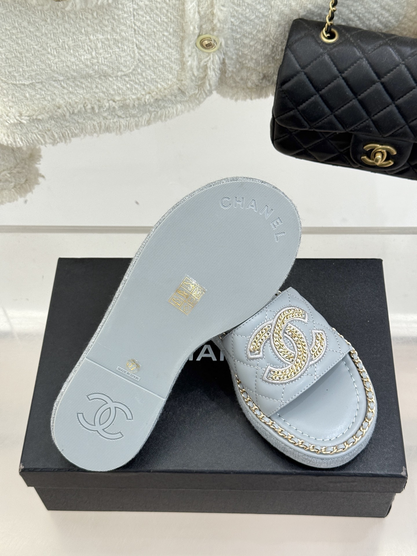 
CHANE*｜小香25C春夏新品度假
厚底链条双C拖鞋
这一季度假凉拖系列真的超美！
搭配链条双C五金
