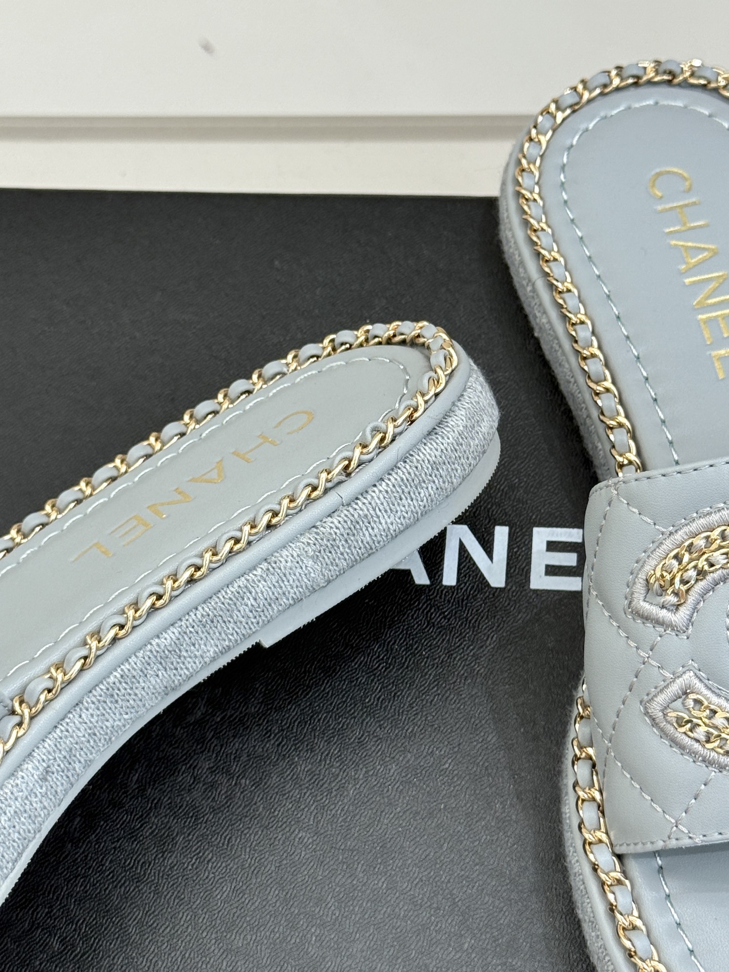 
CHANE*｜小香25C春夏新品度假
厚底链条双C拖鞋
这一季度假凉拖系列真的超美！
搭配链条双C五金