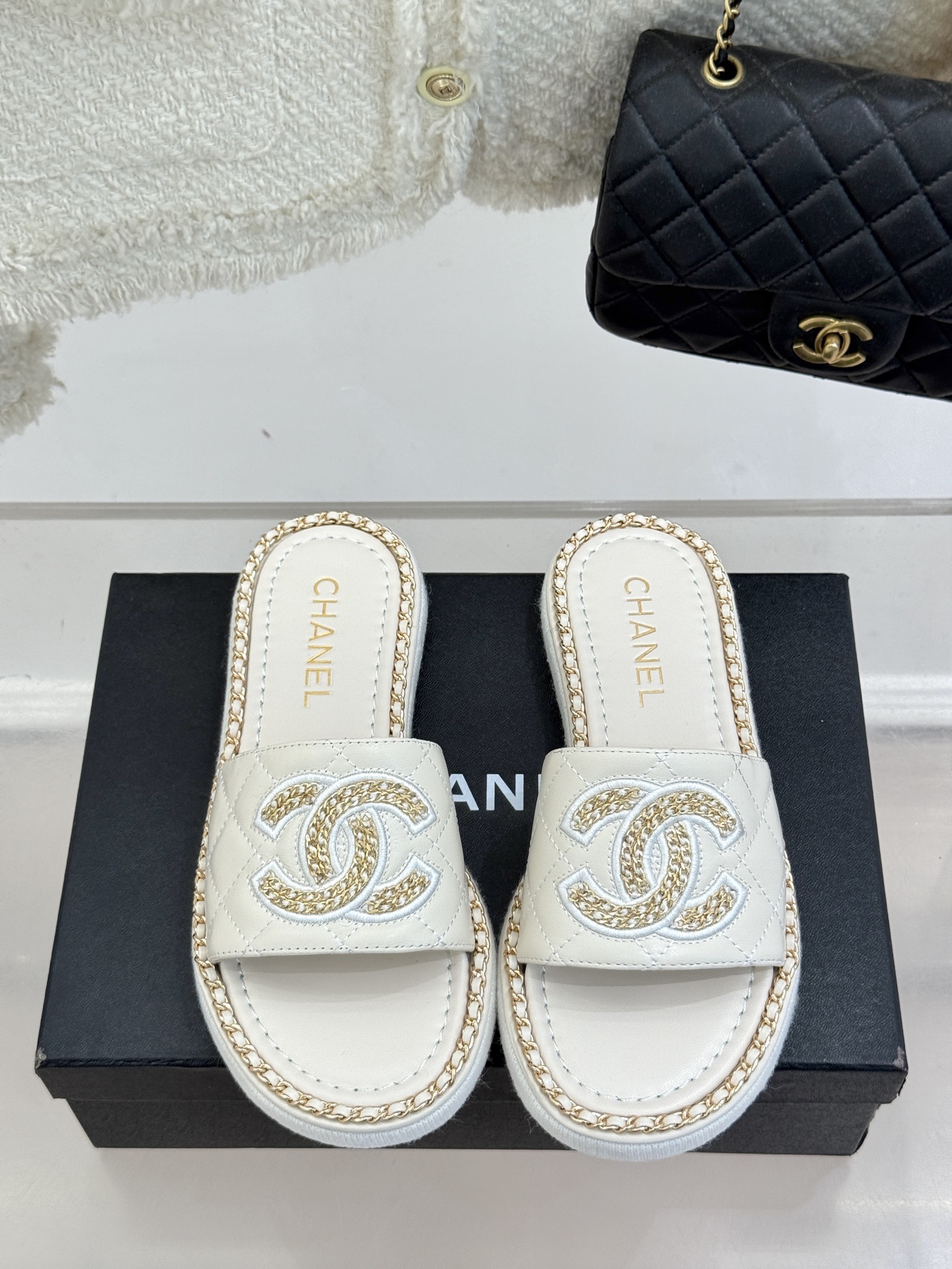 
CHANE*｜小香25C春夏新品度假
厚底链条双C拖鞋
这一季度假凉拖系列真的超美！
搭配链条双C五金