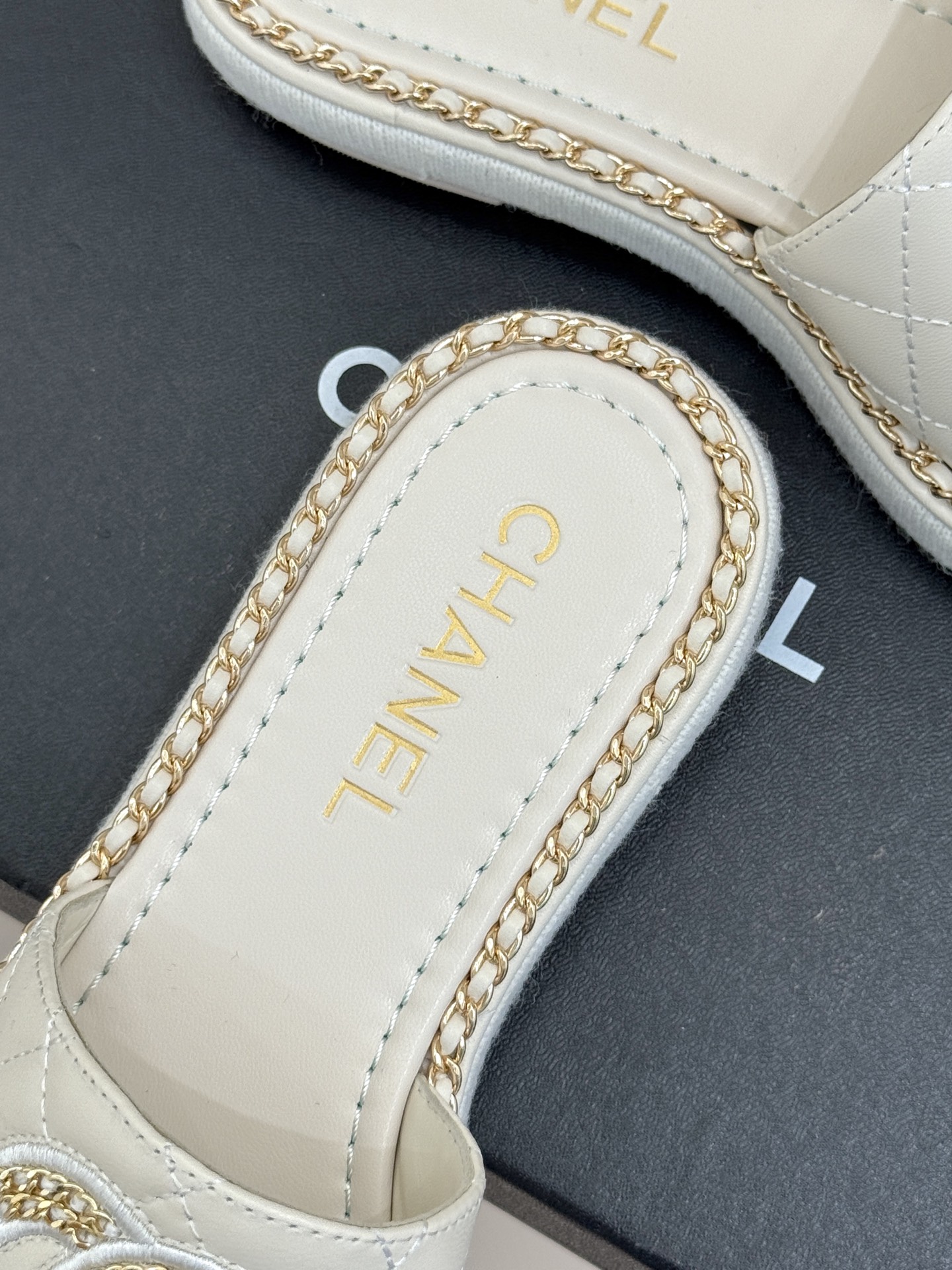 
CHANE*｜小香25C春夏新品度假
厚底链条双C拖鞋
这一季度假凉拖系列真的超美！
搭配链条双C五金