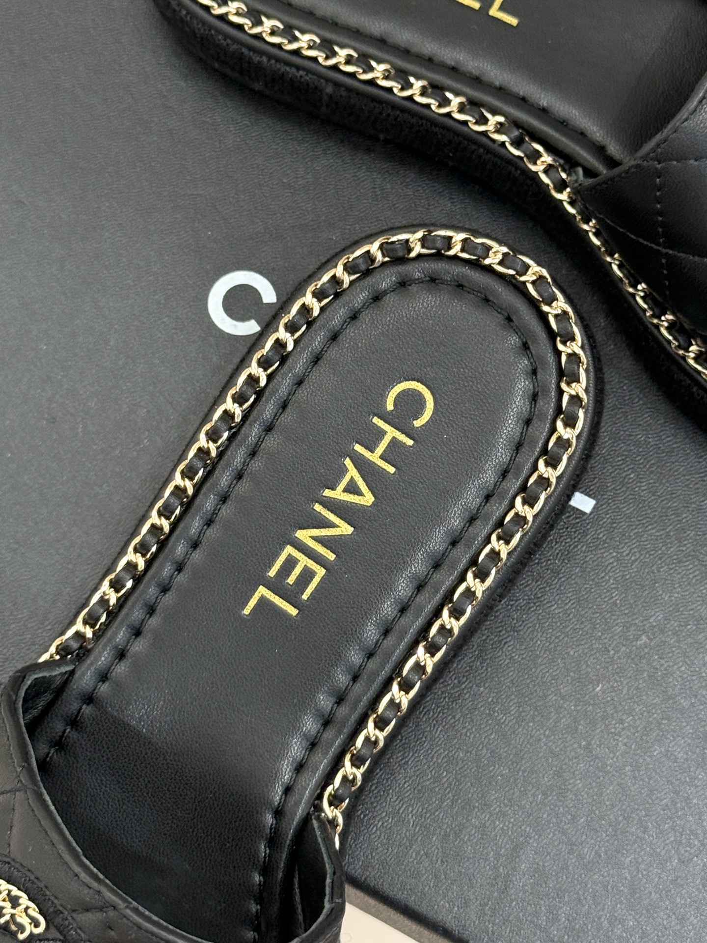 
CHANE*｜小香25C春夏新品度假
厚底链条双C拖鞋
这一季度假凉拖系列真的超美！
搭配链条双C五金