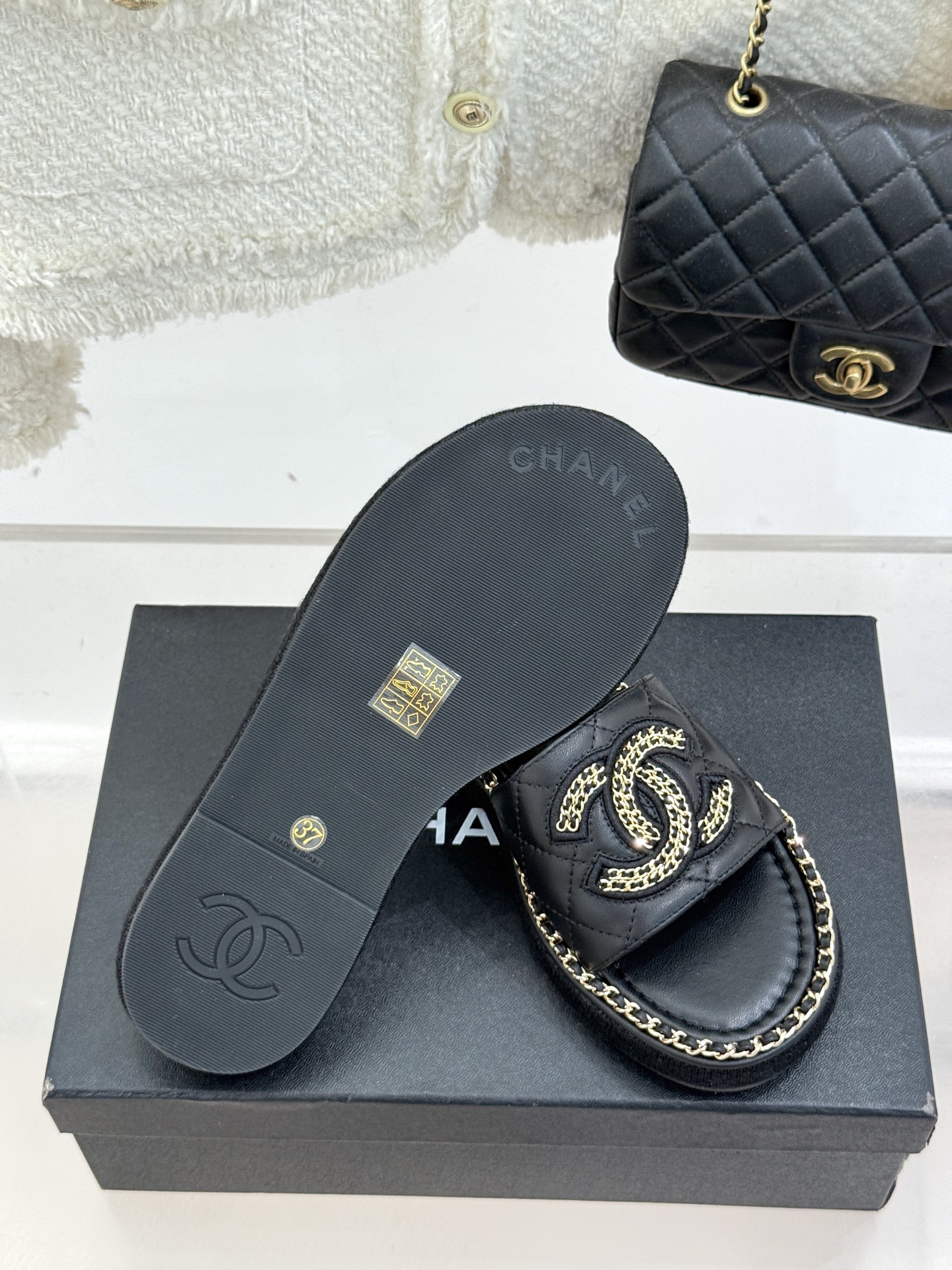 
CHANE*｜小香25C春夏新品度假
厚底链条双C拖鞋
这一季度假凉拖系列真的超美！
搭配链条双C五金