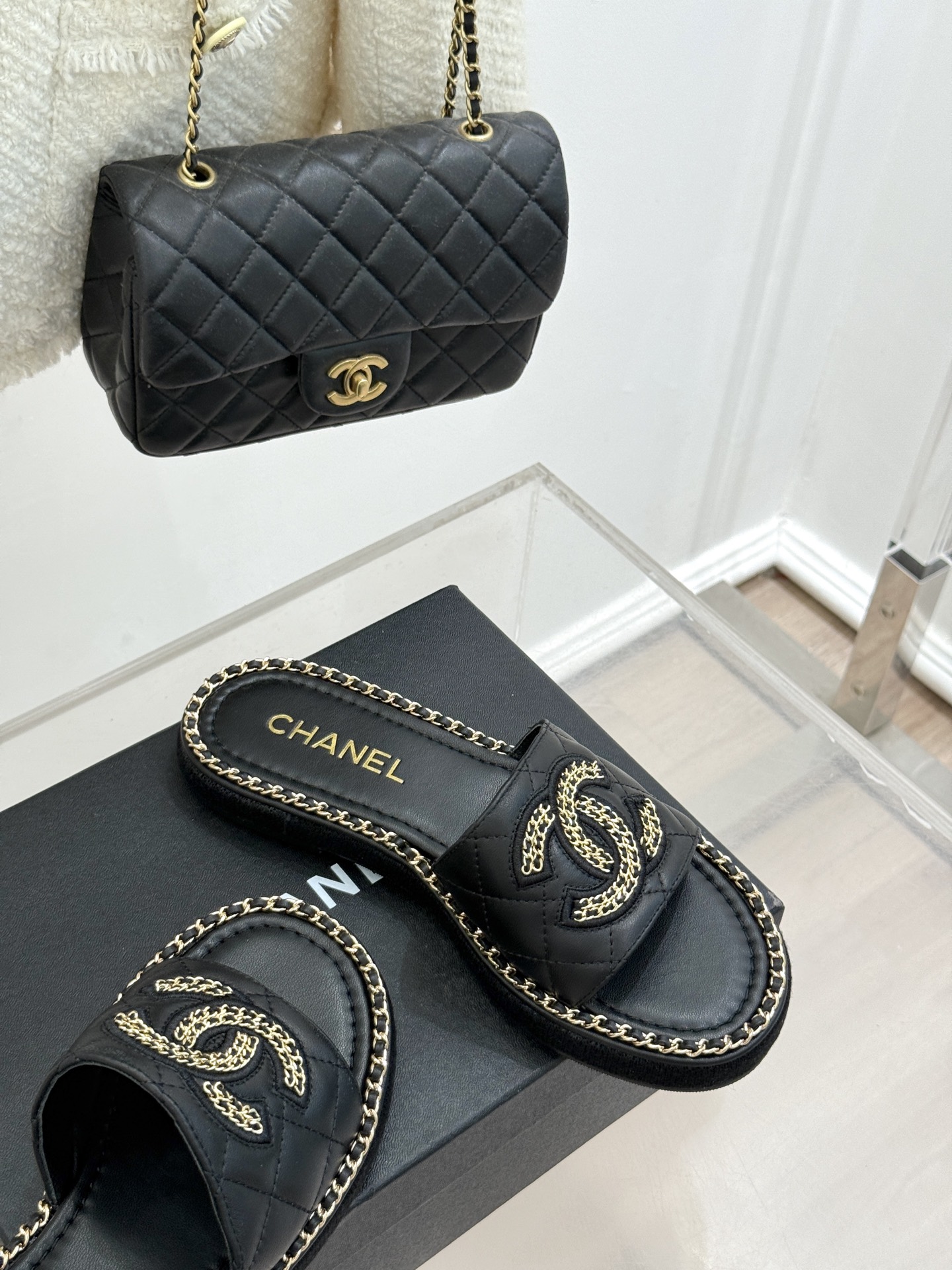 
CHANE*｜小香25C春夏新品度假
厚底链条双C拖鞋
这一季度假凉拖系列真的超美！
搭配链条双C五金