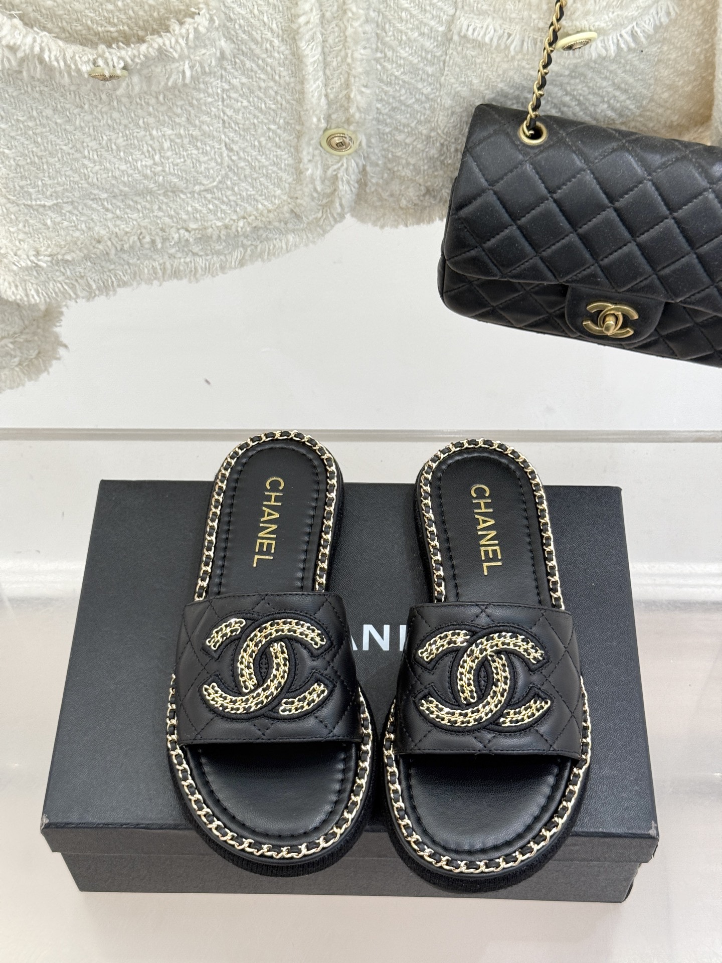 
CHANE*｜小香25C春夏新品度假
厚底链条双C拖鞋
这一季度假凉拖系列真的超美！
搭配链条双C五金