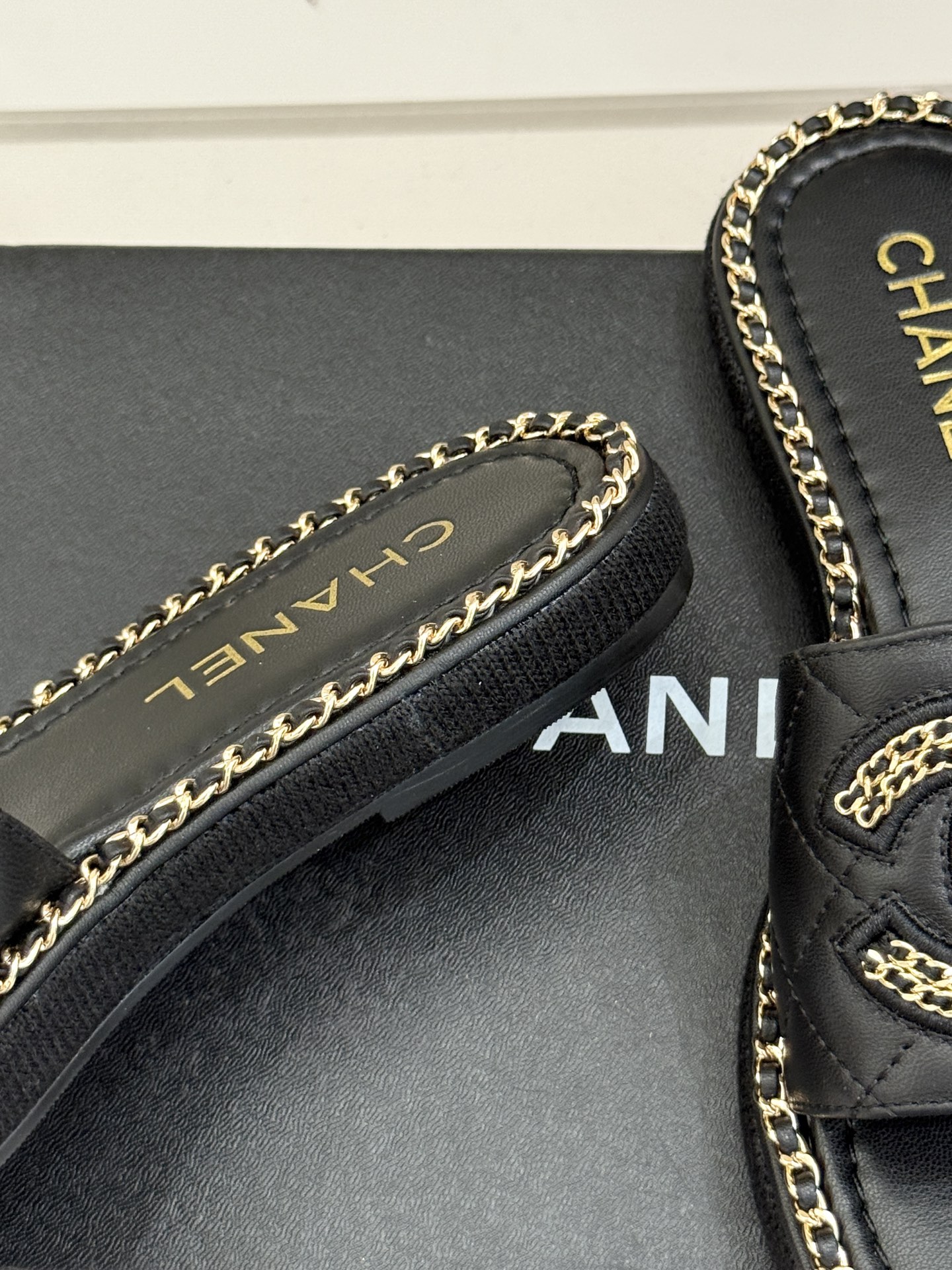 
CHANE*｜小香25C春夏新品度假
厚底链条双C拖鞋
这一季度假凉拖系列真的超美！
搭配链条双C五金