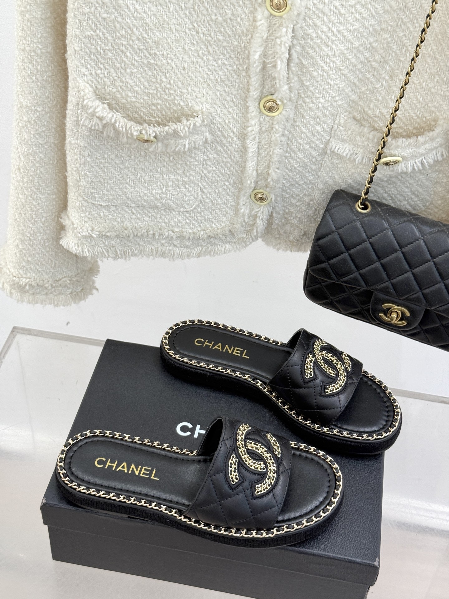 
CHANE*｜小香25C春夏新品度假
厚底链条双C拖鞋
这一季度假凉拖系列真的超美！
搭配链条双C五金
