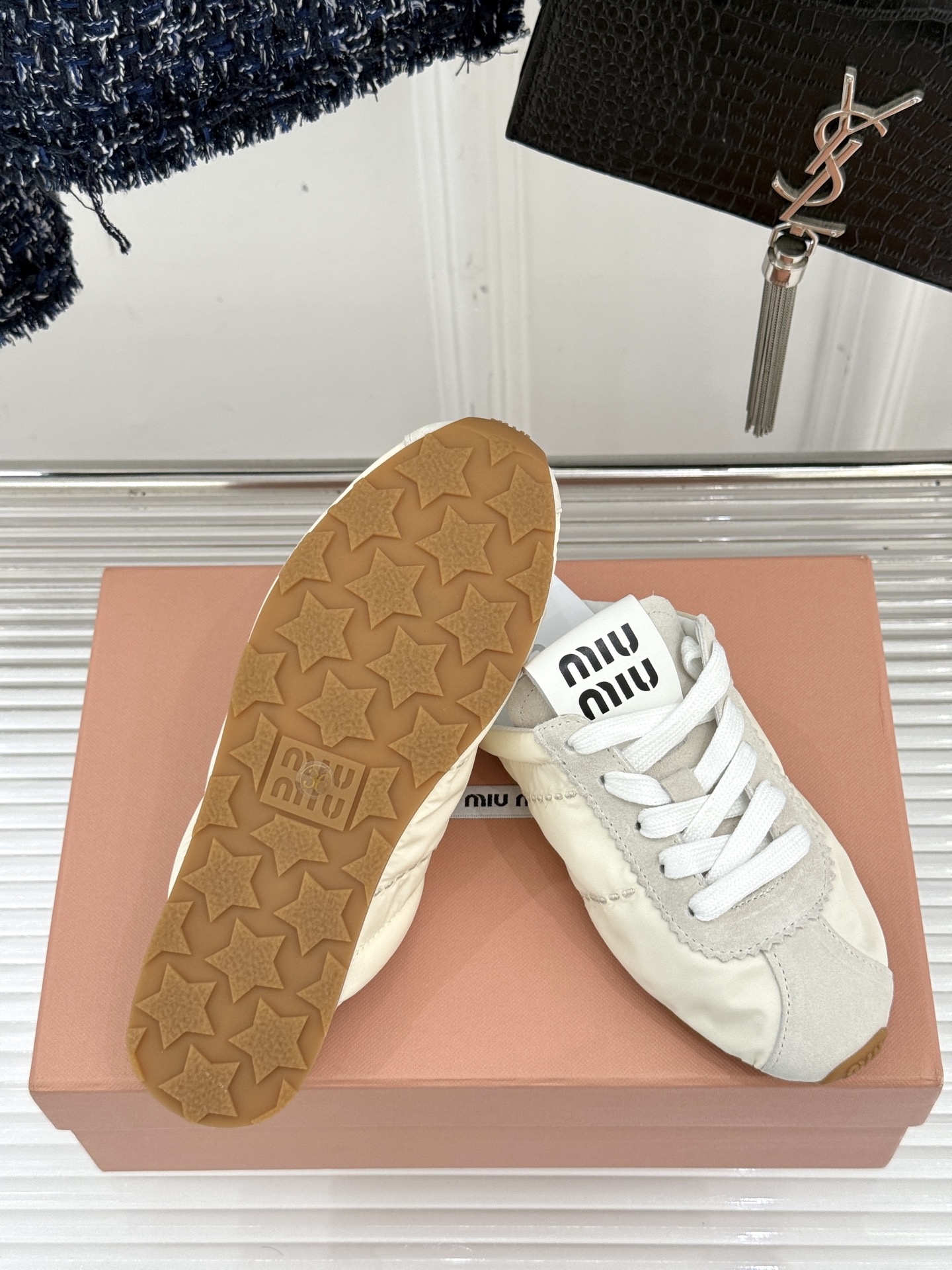 
MiuMiu 经典复古休闲德训半拖
时髦精都在穿的德训半拖  太绝了！
它简直就是时髦界的宠儿 满满的