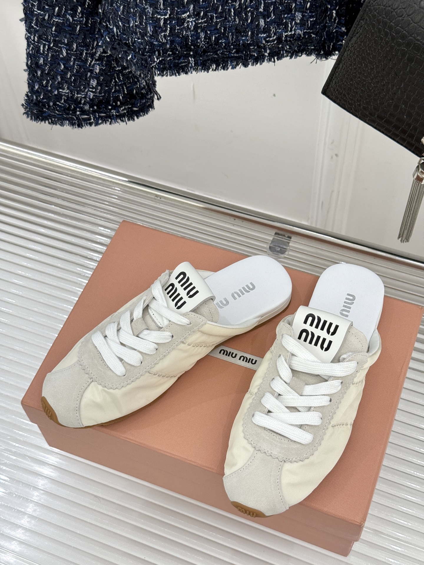 
MiuMiu 经典复古休闲德训半拖
时髦精都在穿的德训半拖  太绝了！
它简直就是时髦界的宠儿 满满的