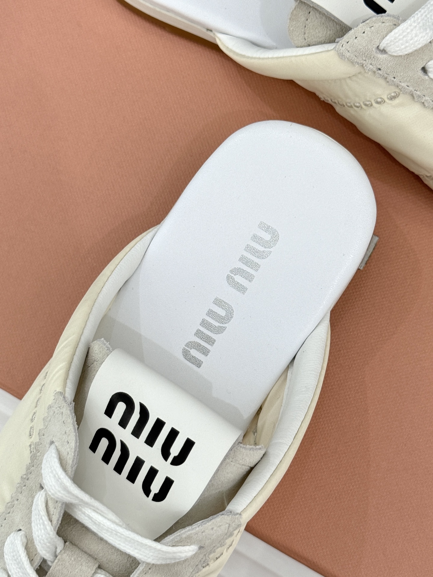 
MiuMiu 经典复古休闲德训半拖
时髦精都在穿的德训半拖  太绝了！
它简直就是时髦界的宠儿 满满的