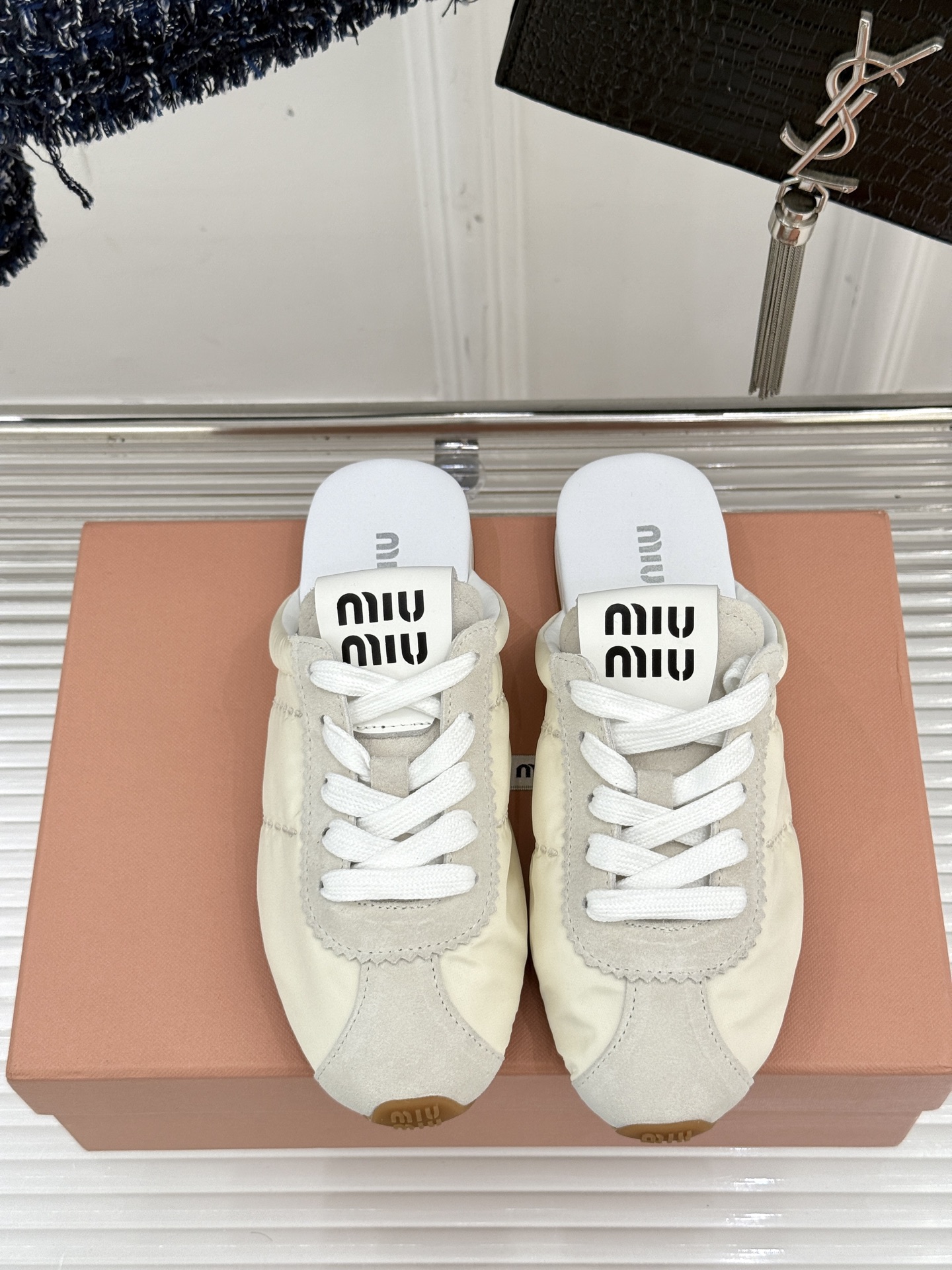 
MiuMiu 经典复古休闲德训半拖
时髦精都在穿的德训半拖  太绝了！
它简直就是时髦界的宠儿 满满的