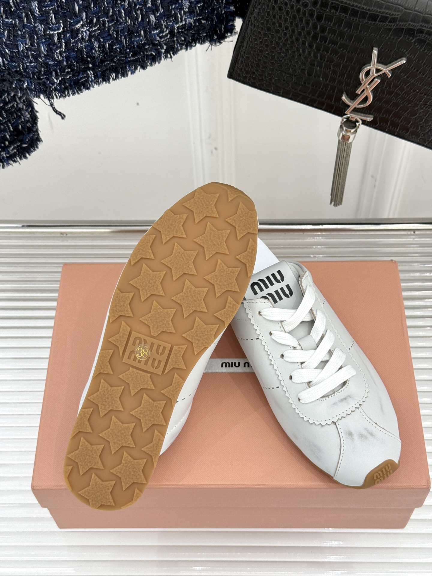 
MiuMiu 经典复古休闲德训半拖
时髦精都在穿的德训半拖  太绝了！
它简直就是时髦界的宠儿 满满的