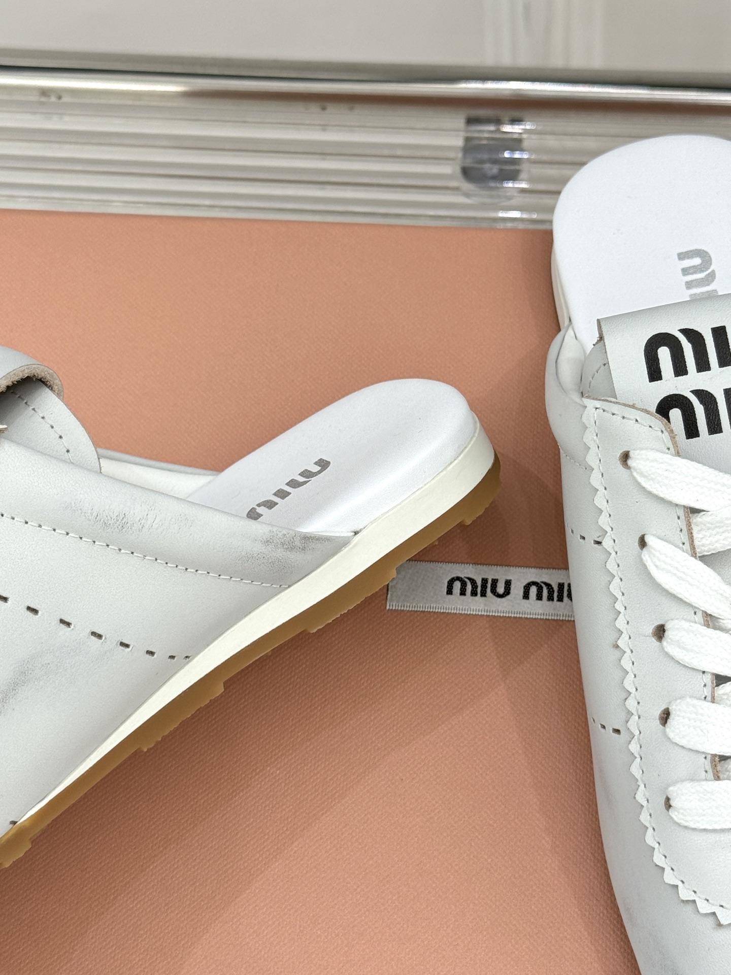 
MiuMiu 经典复古休闲德训半拖
时髦精都在穿的德训半拖  太绝了！
它简直就是时髦界的宠儿 满满的