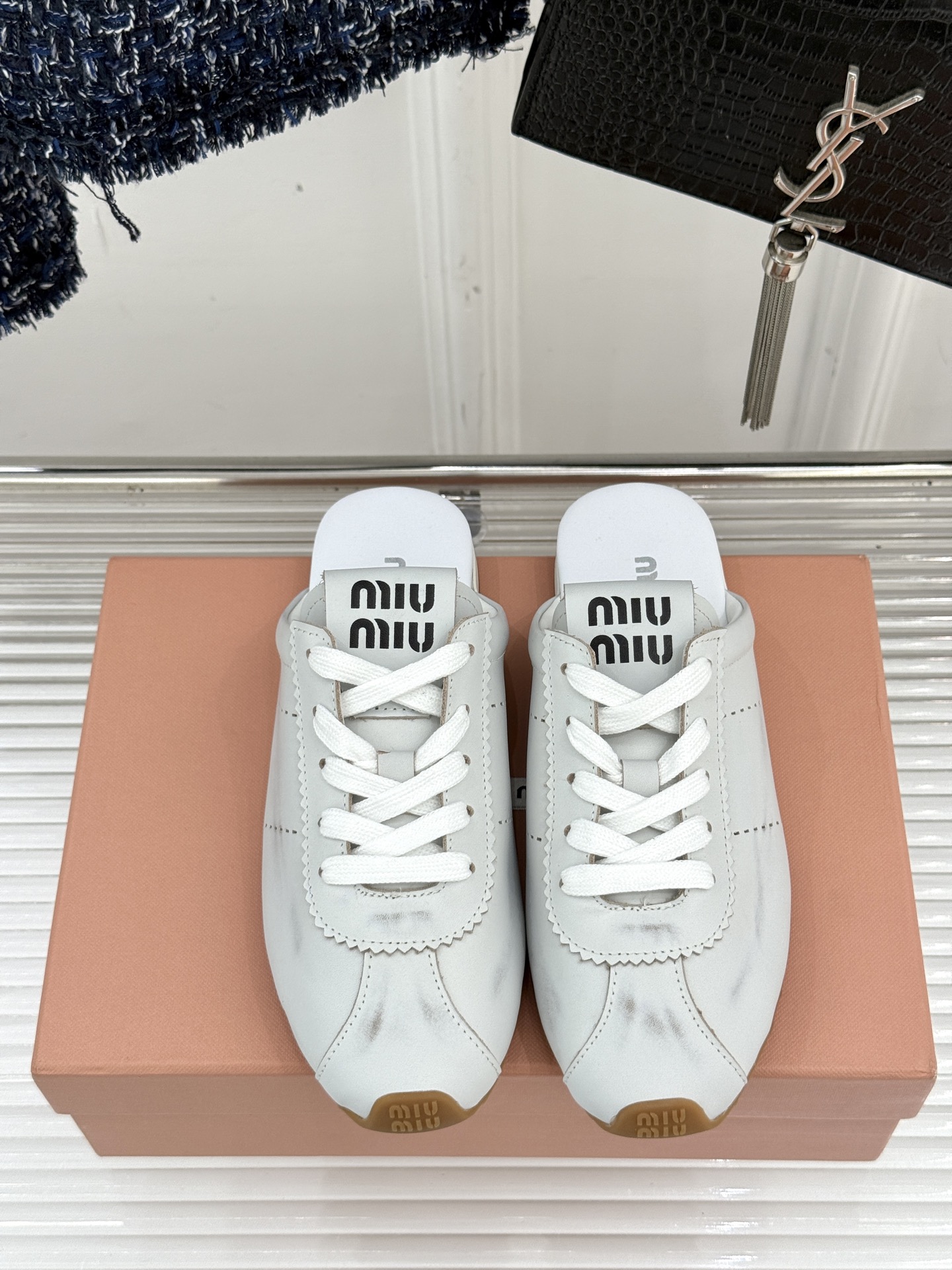
MiuMiu 经典复古休闲德训半拖
时髦精都在穿的德训半拖  太绝了！
它简直就是时髦界的宠儿 满满的