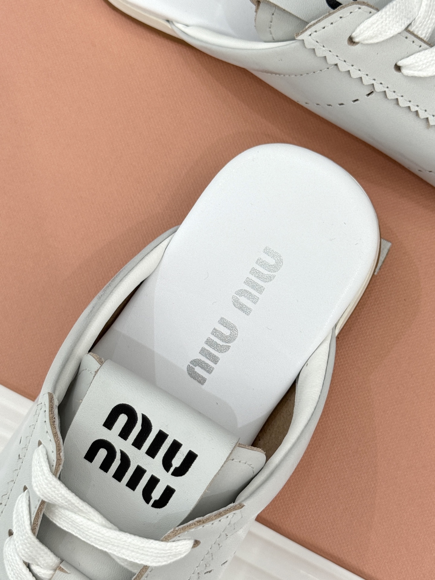 
MiuMiu 经典复古休闲德训半拖
时髦精都在穿的德训半拖  太绝了！
它简直就是时髦界的宠儿 满满的
