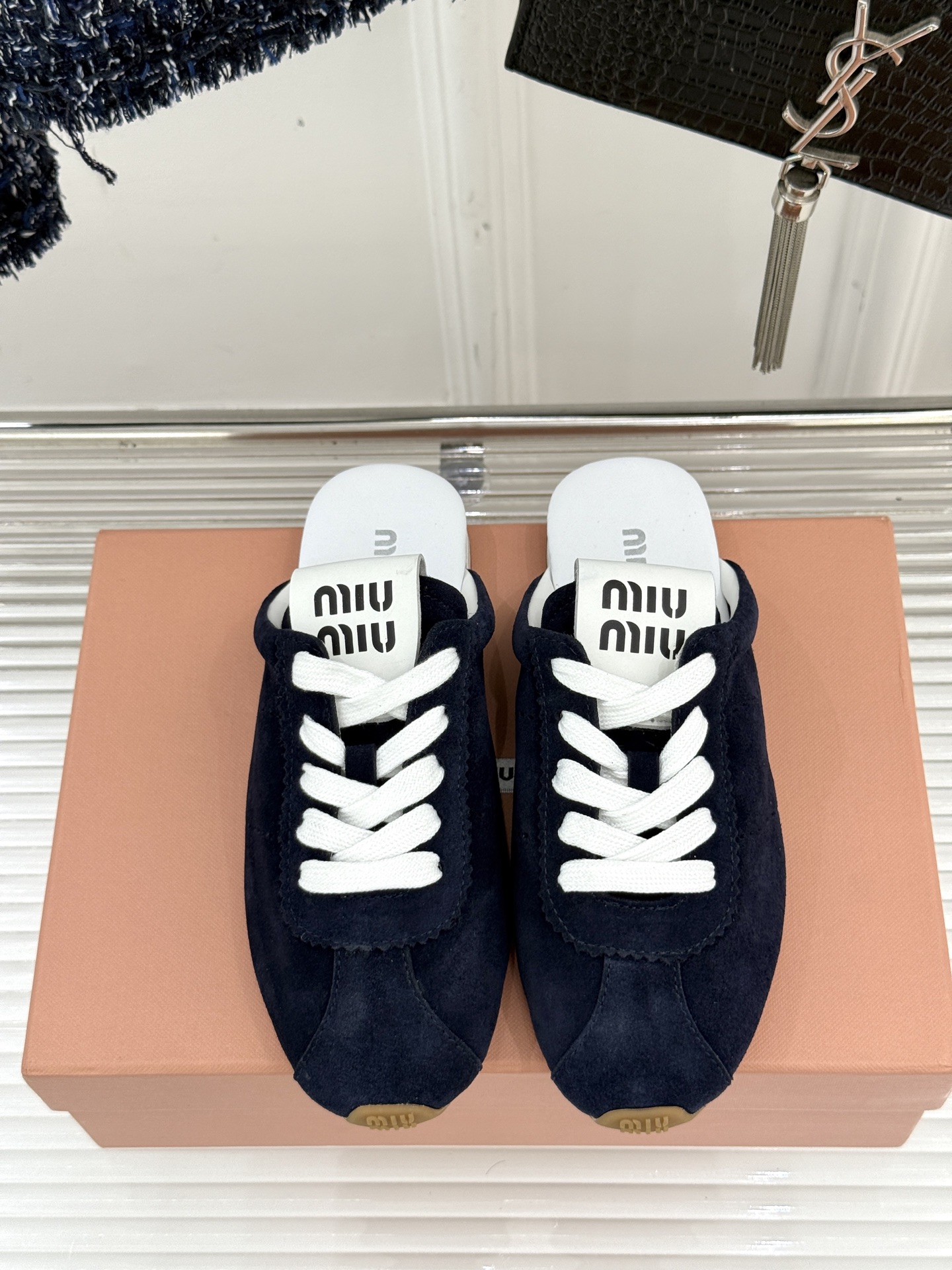 
MiuMiu 经典复古休闲德训半拖
时髦精都在穿的德训半拖  太绝了！
它简直就是时髦界的宠儿 满满的