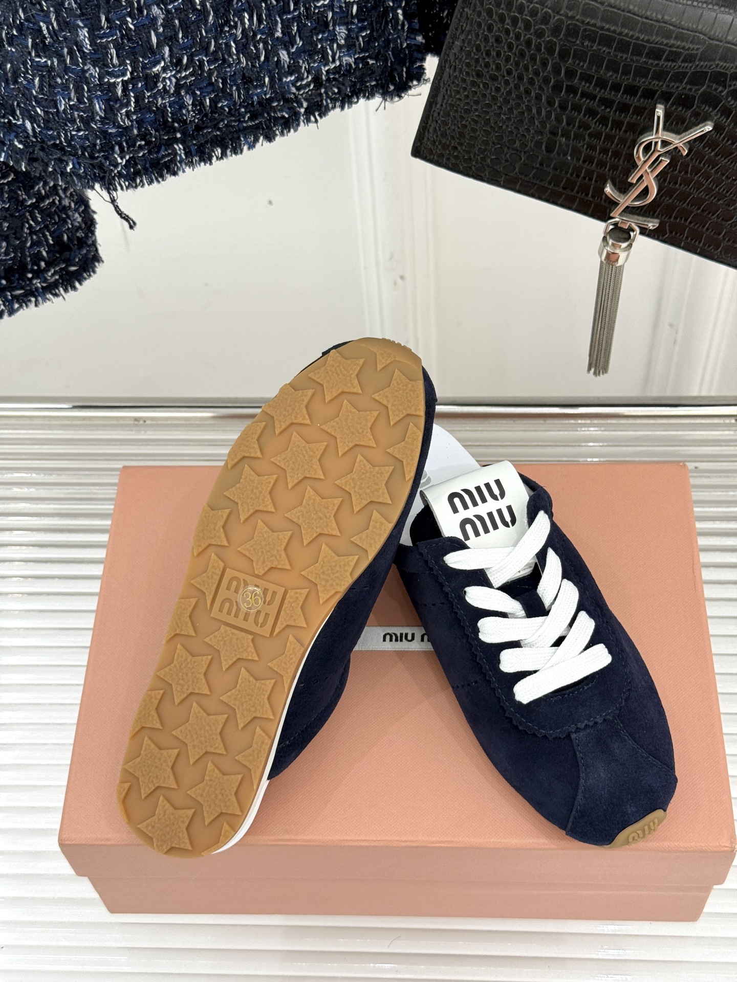 
MiuMiu 经典复古休闲德训半拖
时髦精都在穿的德训半拖  太绝了！
它简直就是时髦界的宠儿 满满的