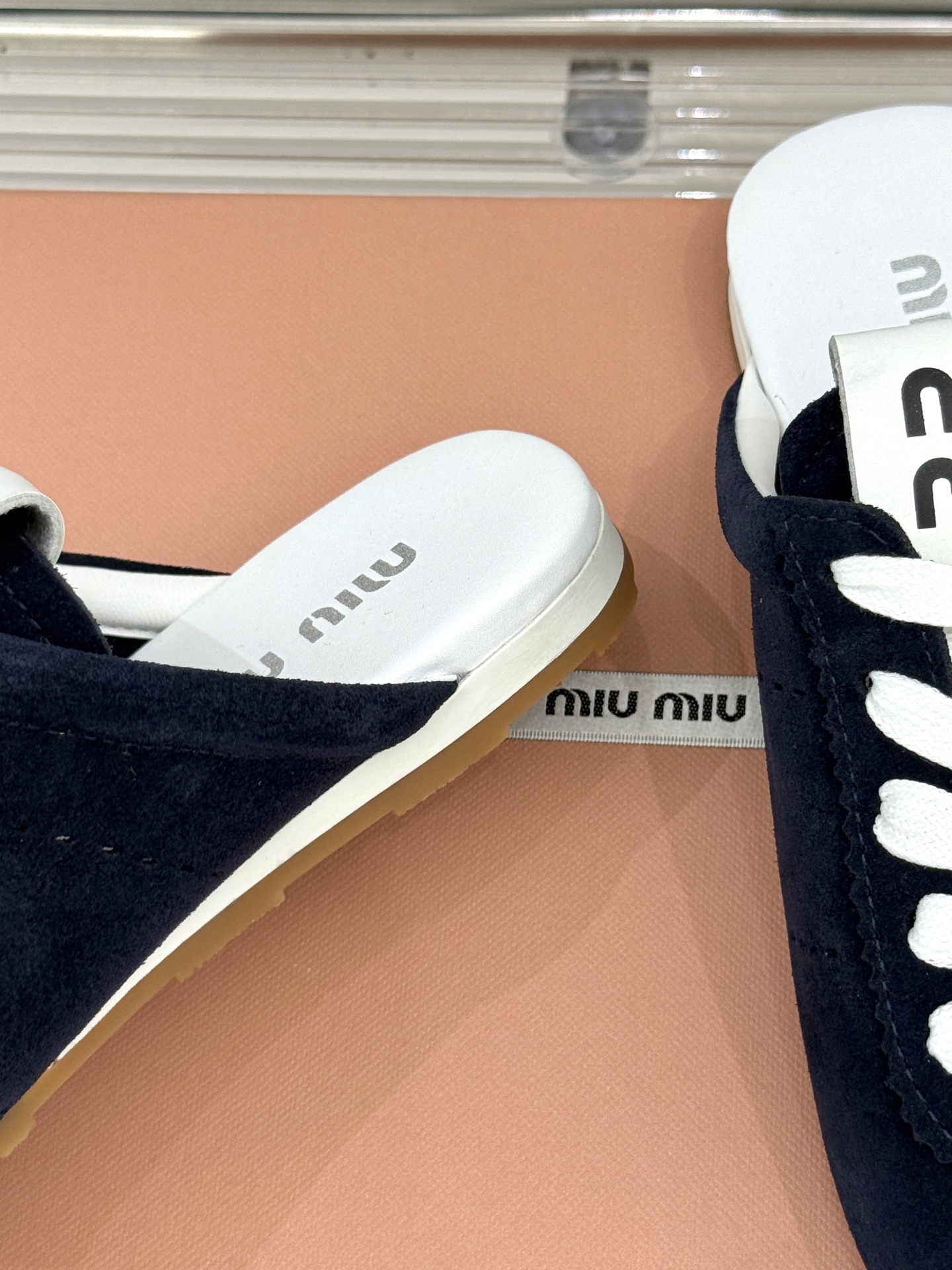 
MiuMiu 经典复古休闲德训半拖
时髦精都在穿的德训半拖  太绝了！
它简直就是时髦界的宠儿 满满的
