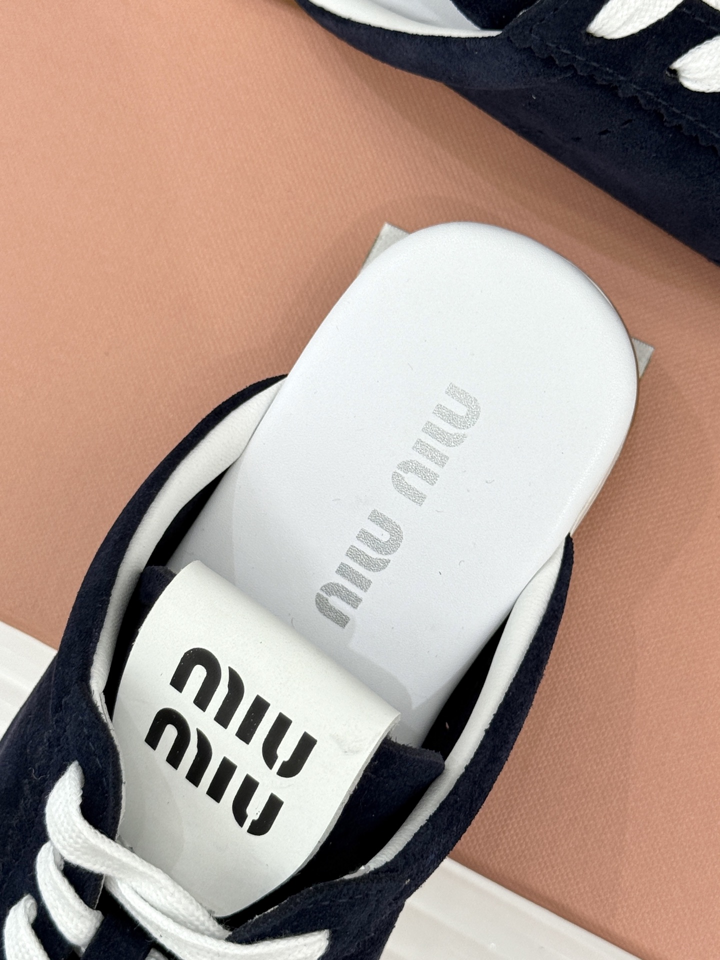 
MiuMiu 经典复古休闲德训半拖
时髦精都在穿的德训半拖  太绝了！
它简直就是时髦界的宠儿 满满的