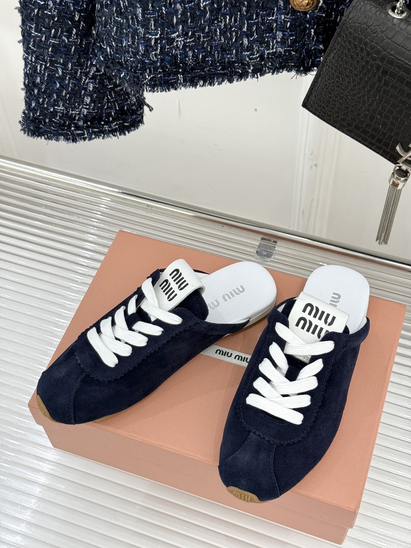 
MiuMiu 经典复古休闲德训半拖
时髦精都在穿的德训半拖  太绝了！
它简直就是时髦界的宠儿 满满的