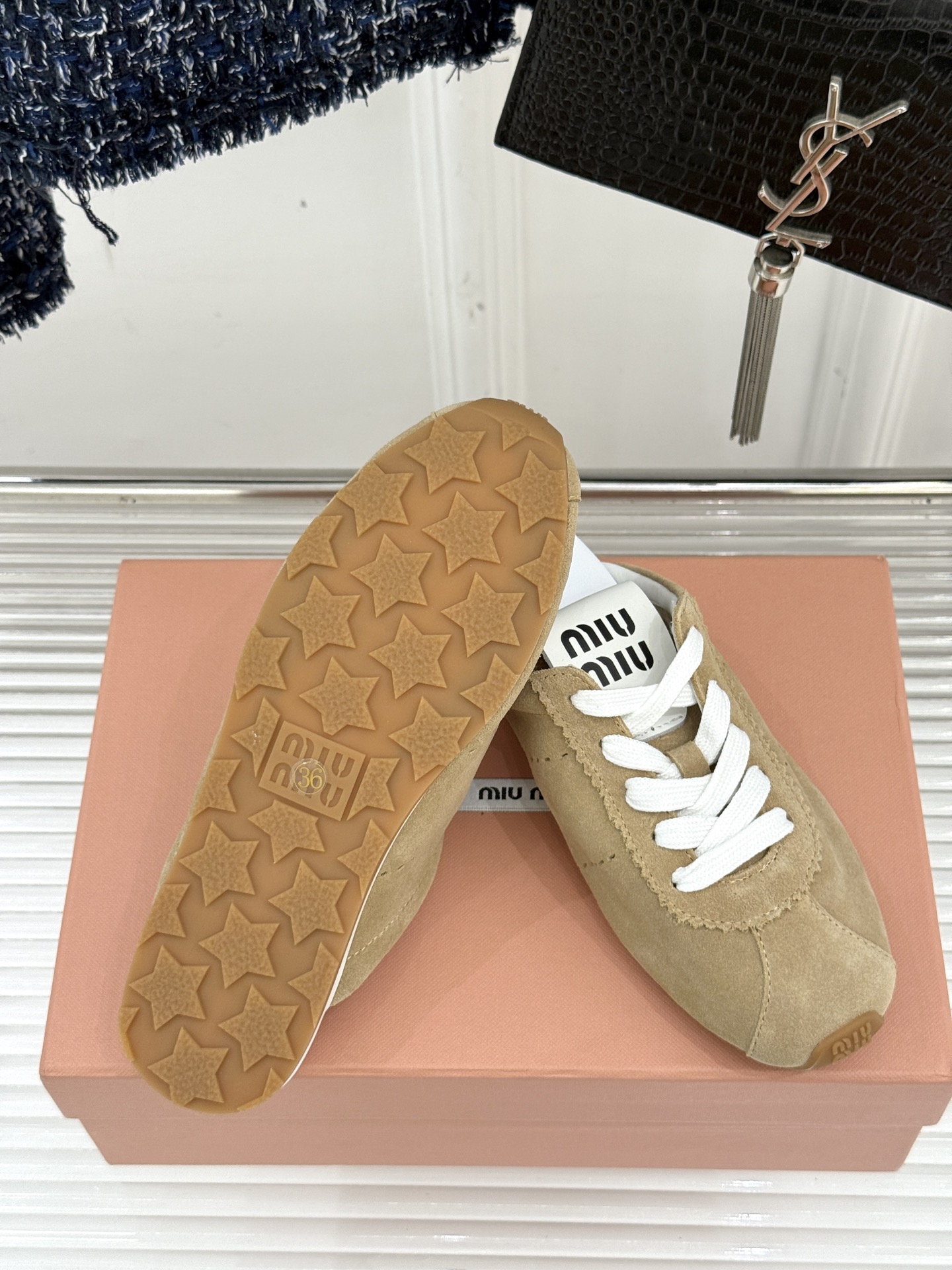 
MiuMiu 经典复古休闲德训半拖
时髦精都在穿的德训半拖  太绝了！
它简直就是时髦界的宠儿 满满的