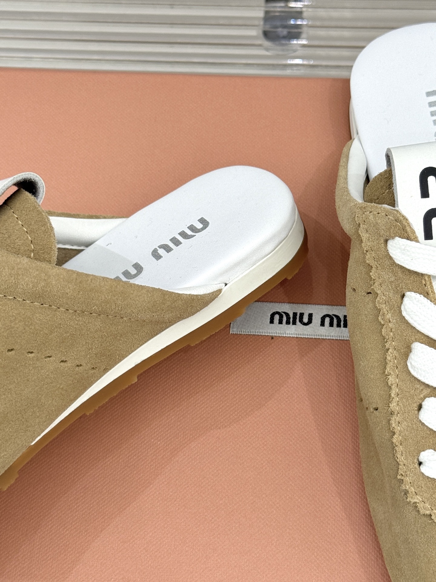
MiuMiu 经典复古休闲德训半拖
时髦精都在穿的德训半拖  太绝了！
它简直就是时髦界的宠儿 满满的