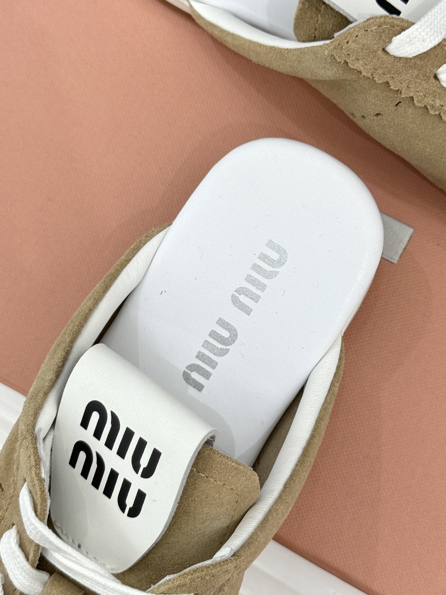 
MiuMiu 经典复古休闲德训半拖
时髦精都在穿的德训半拖  太绝了！
它简直就是时髦界的宠儿 满满的