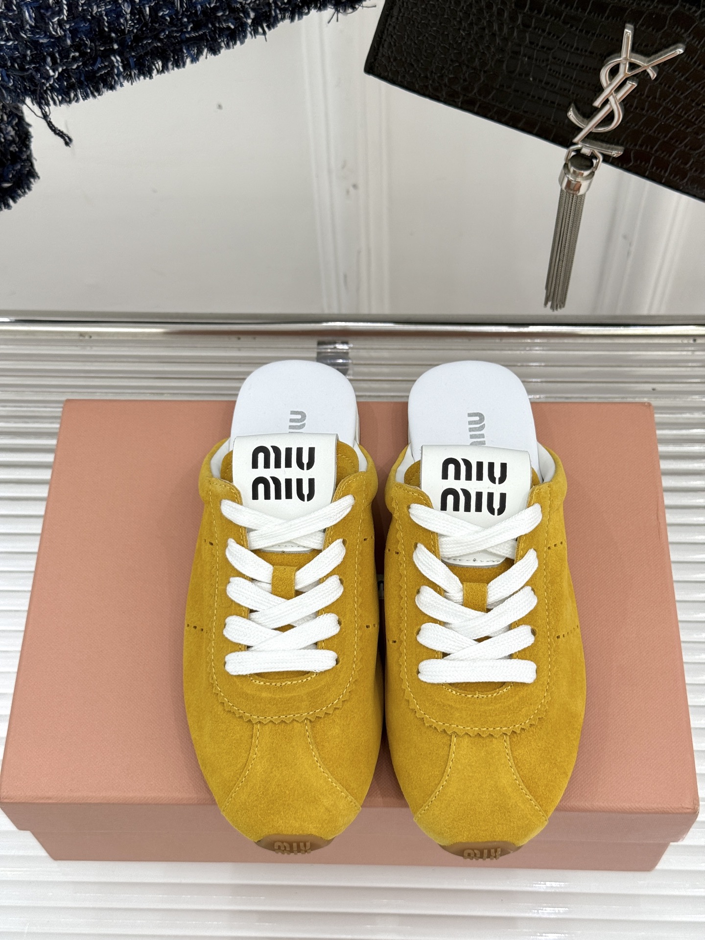 
MiuMiu 经典复古休闲德训半拖
时髦精都在穿的德训半拖  太绝了！
它简直就是时髦界的宠儿 满满的