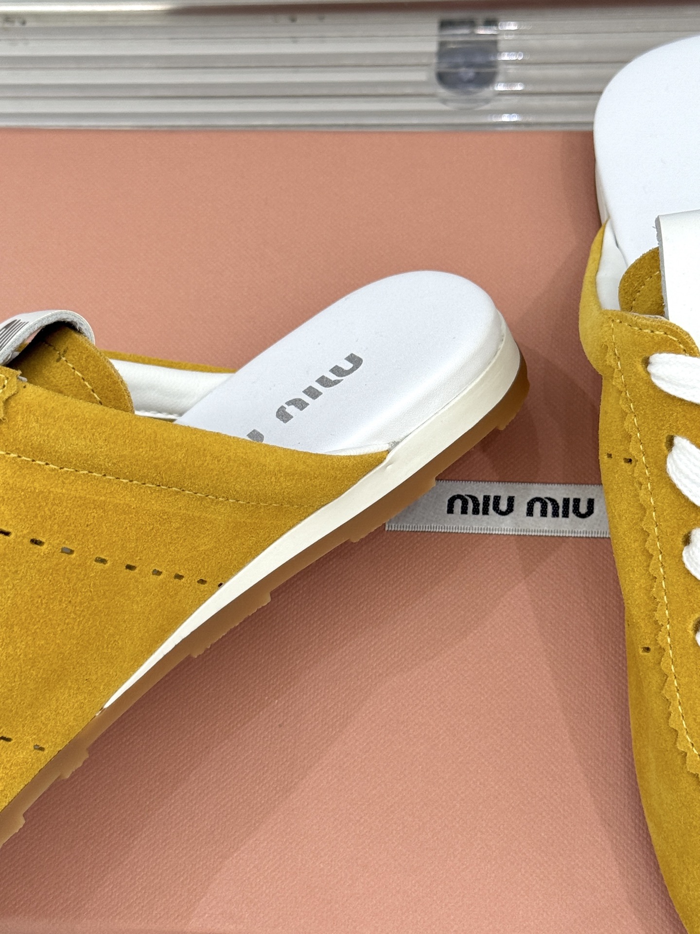 
MiuMiu 经典复古休闲德训半拖
时髦精都在穿的德训半拖  太绝了！
它简直就是时髦界的宠儿 满满的