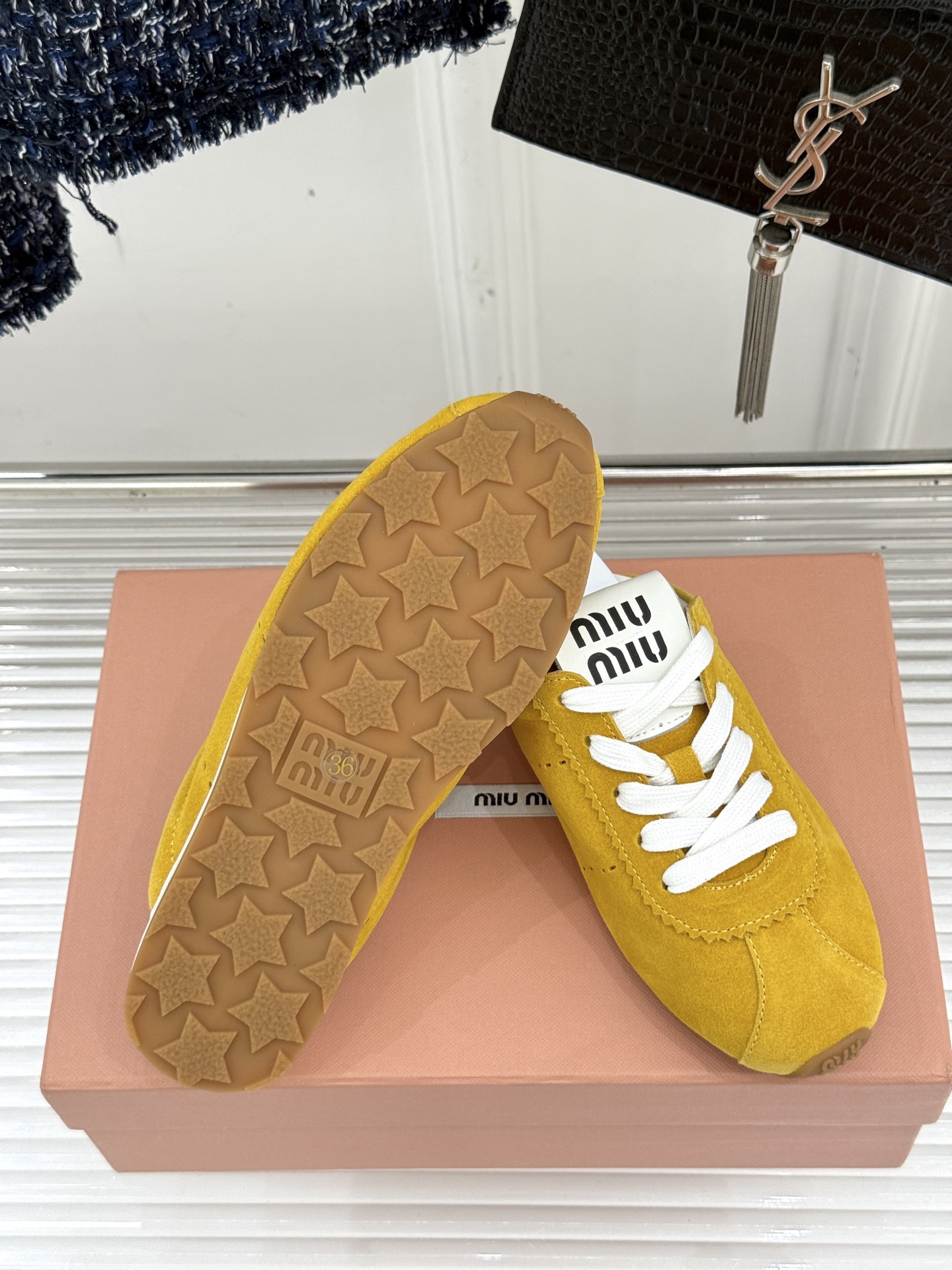
MiuMiu 经典复古休闲德训半拖
时髦精都在穿的德训半拖  太绝了！
它简直就是时髦界的宠儿 满满的