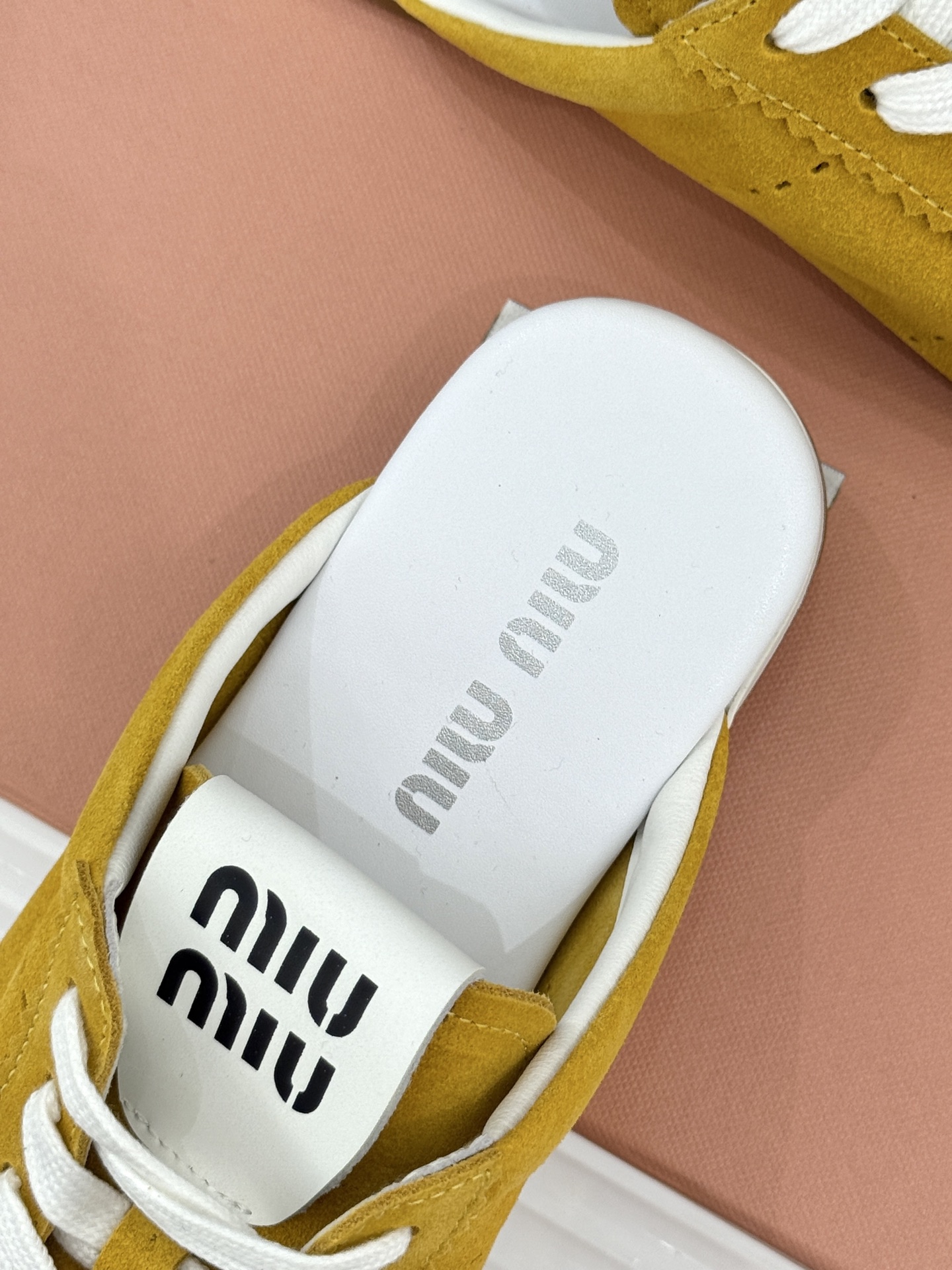 
MiuMiu 经典复古休闲德训半拖
时髦精都在穿的德训半拖  太绝了！
它简直就是时髦界的宠儿 满满的