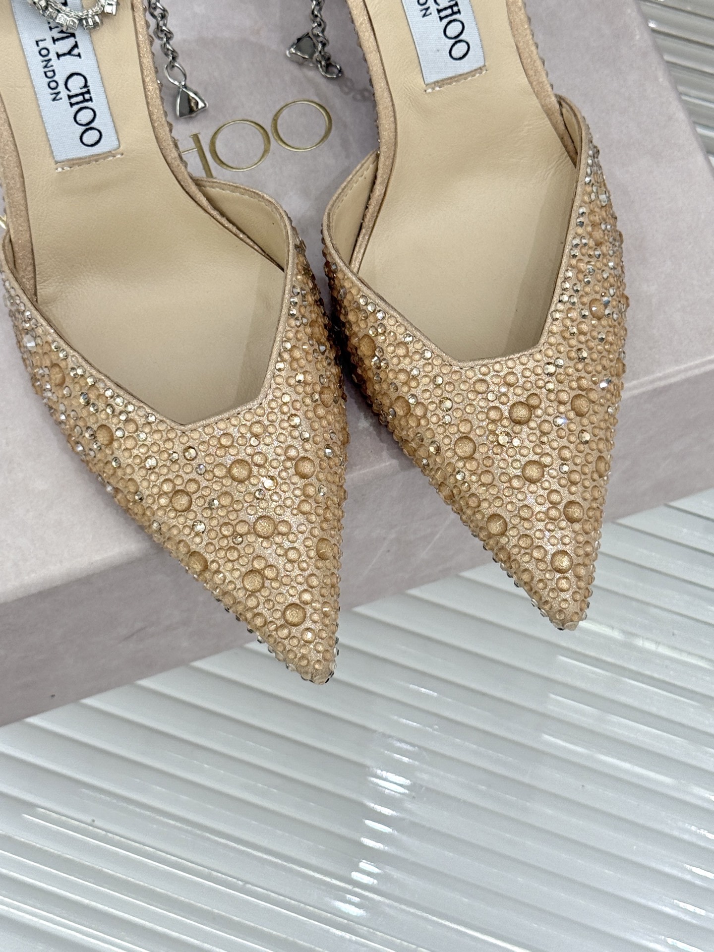 
Jimmy Choo/吉米周经典钻石链条
尖头水晶高跟凉鞋
超绝的水晶鞋 美到移不开视线
鞋型做的非常