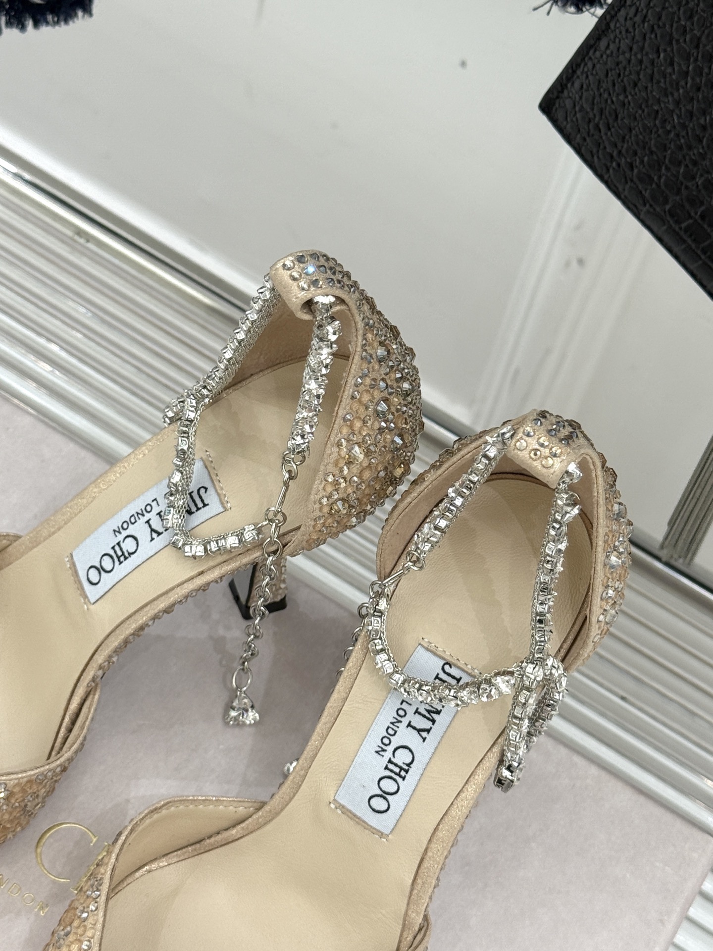 
Jimmy Choo/吉米周经典钻石链条
尖头水晶高跟凉鞋
超绝的水晶鞋 美到移不开视线
鞋型做的非常