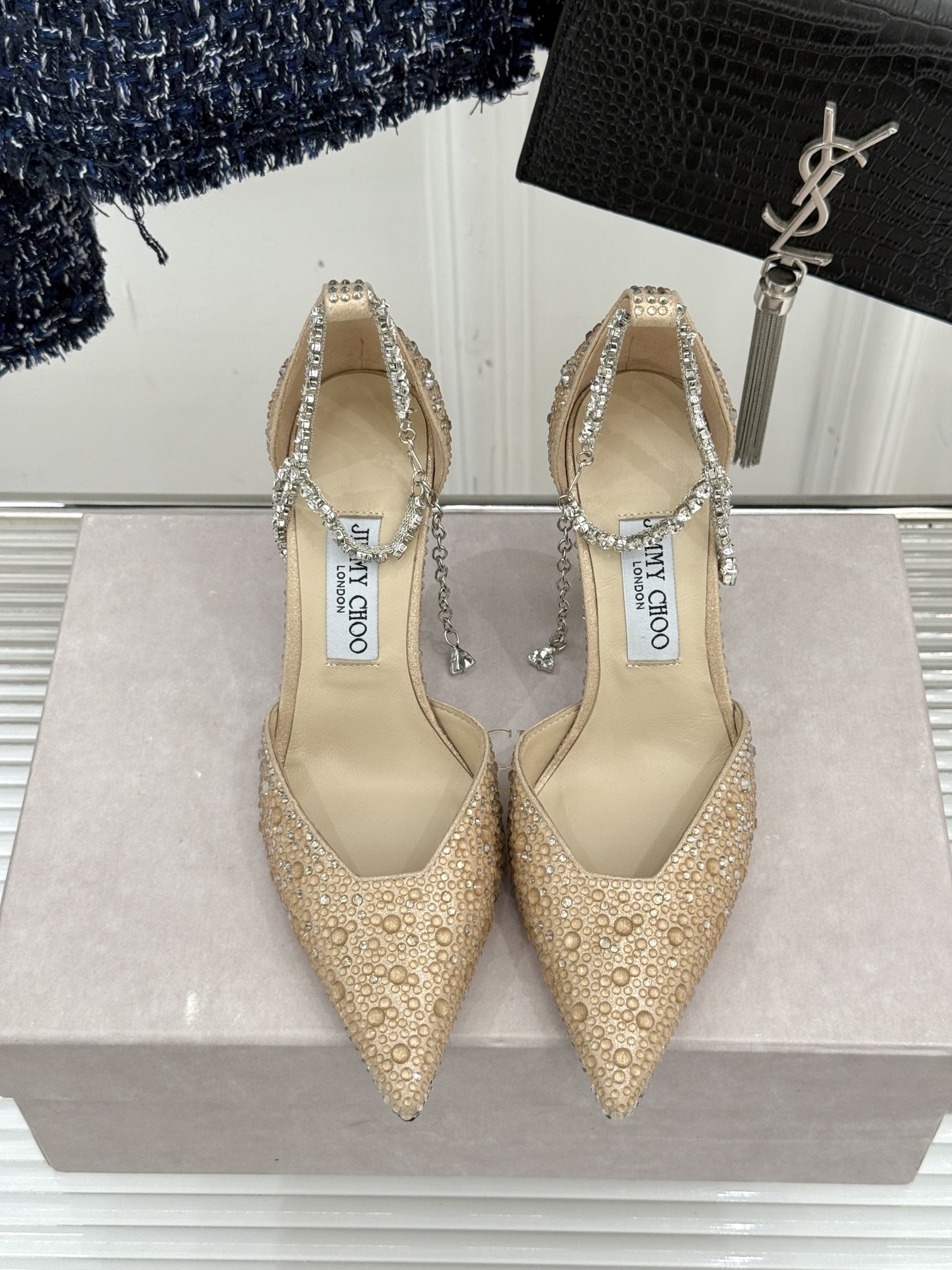 
Jimmy Choo/吉米周经典钻石链条
尖头水晶高跟凉鞋
超绝的水晶鞋 美到移不开视线
鞋型做的非常
