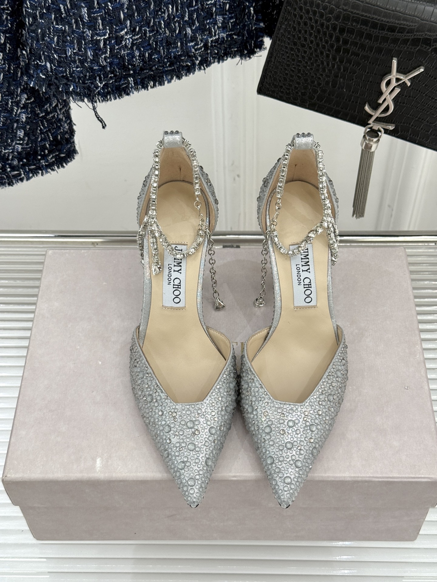 
Jimmy Choo/吉米周经典钻石链条
尖头水晶高跟凉鞋
超绝的水晶鞋 美到移不开视线
鞋型做的非常