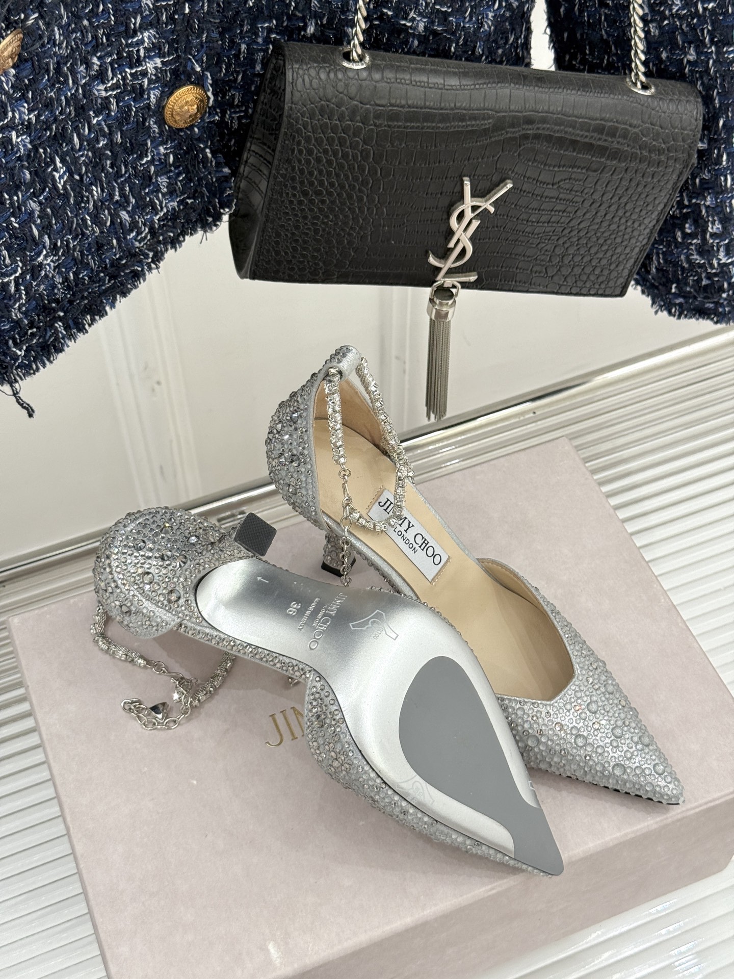 
Jimmy Choo/吉米周经典钻石链条
尖头水晶高跟凉鞋
超绝的水晶鞋 美到移不开视线
鞋型做的非常