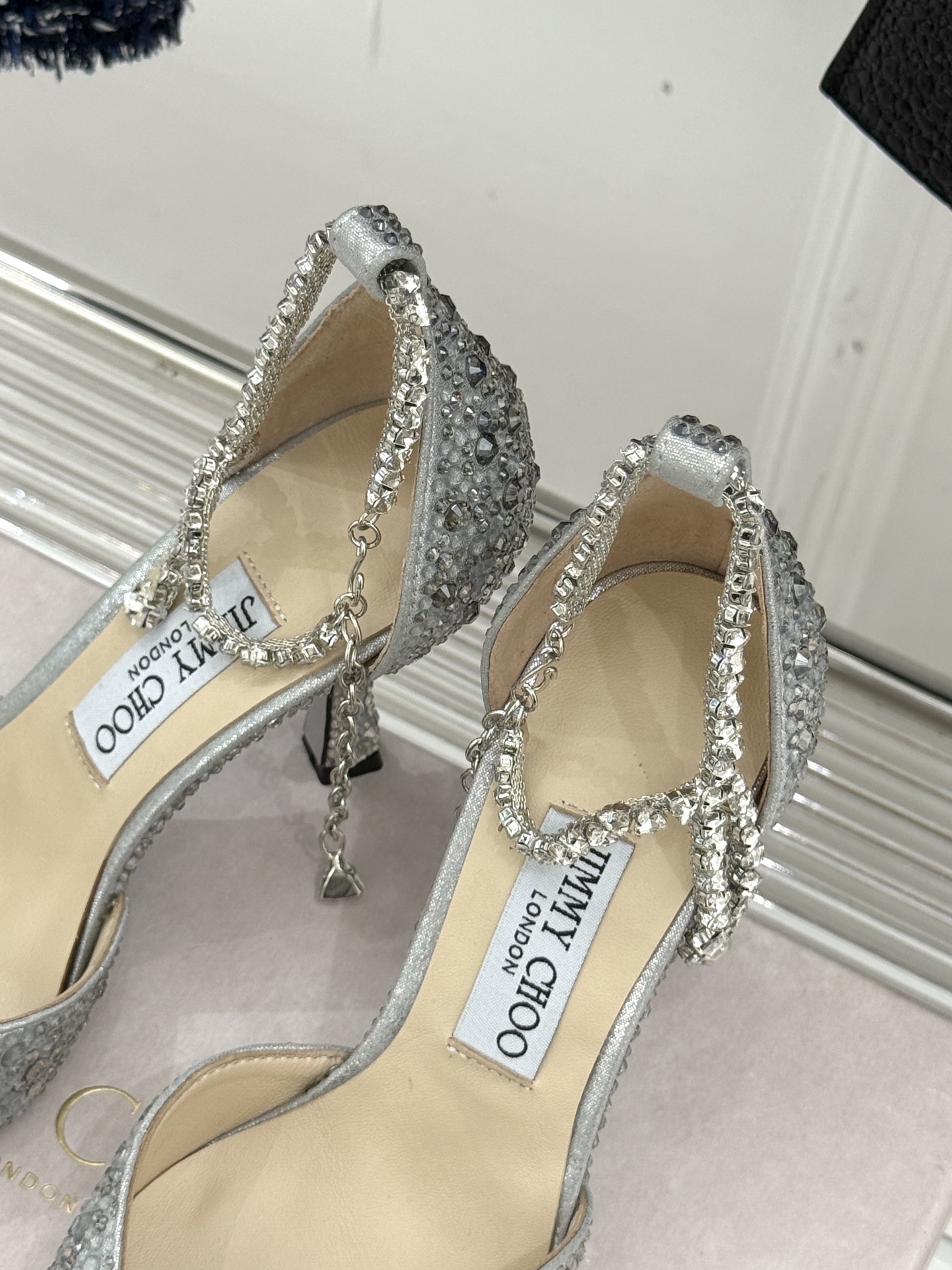 
Jimmy Choo/吉米周经典钻石链条
尖头水晶高跟凉鞋
超绝的水晶鞋 美到移不开视线
鞋型做的非常