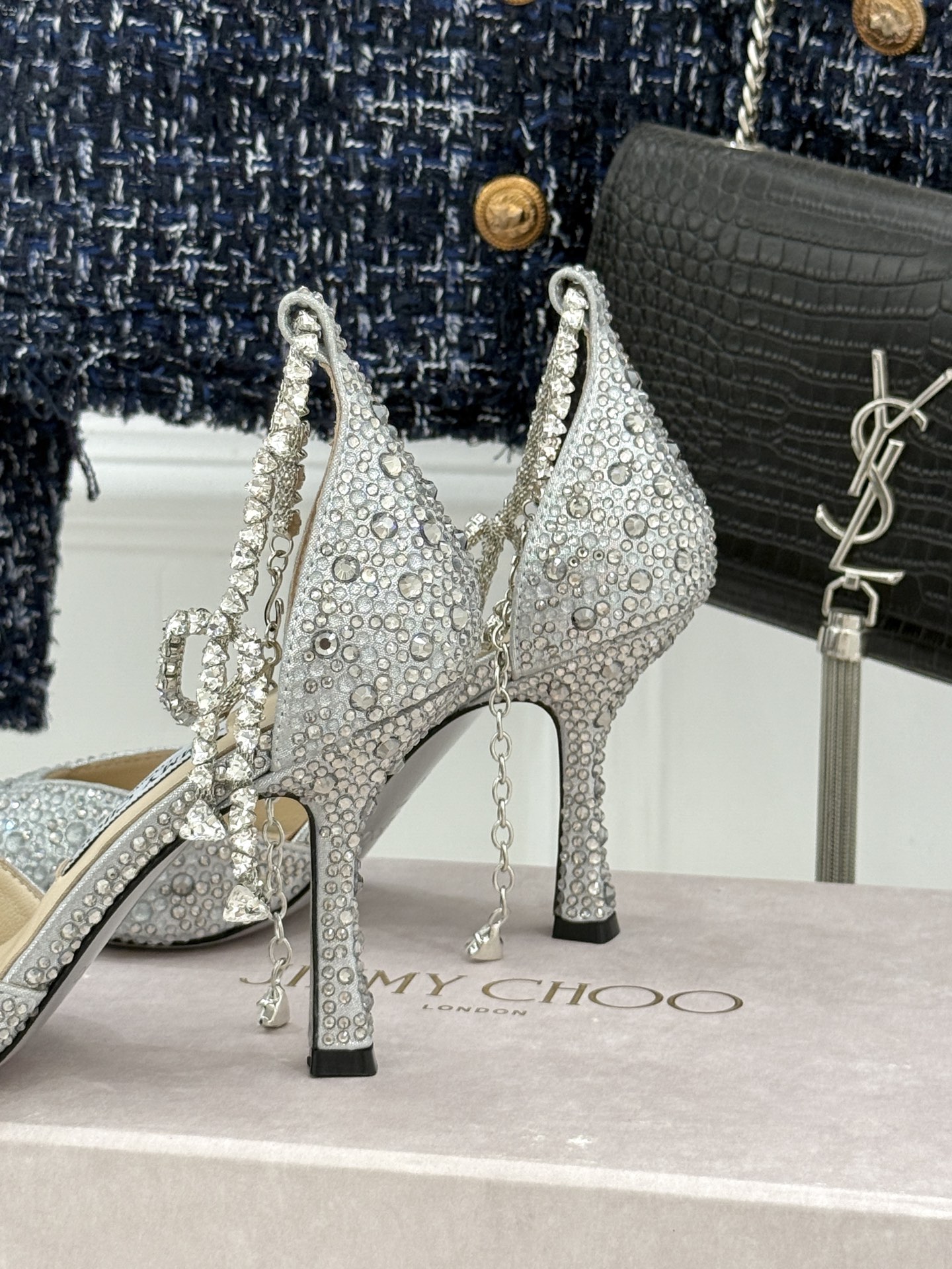 
Jimmy Choo/吉米周经典钻石链条
尖头水晶高跟凉鞋
超绝的水晶鞋 美到移不开视线
鞋型做的非常