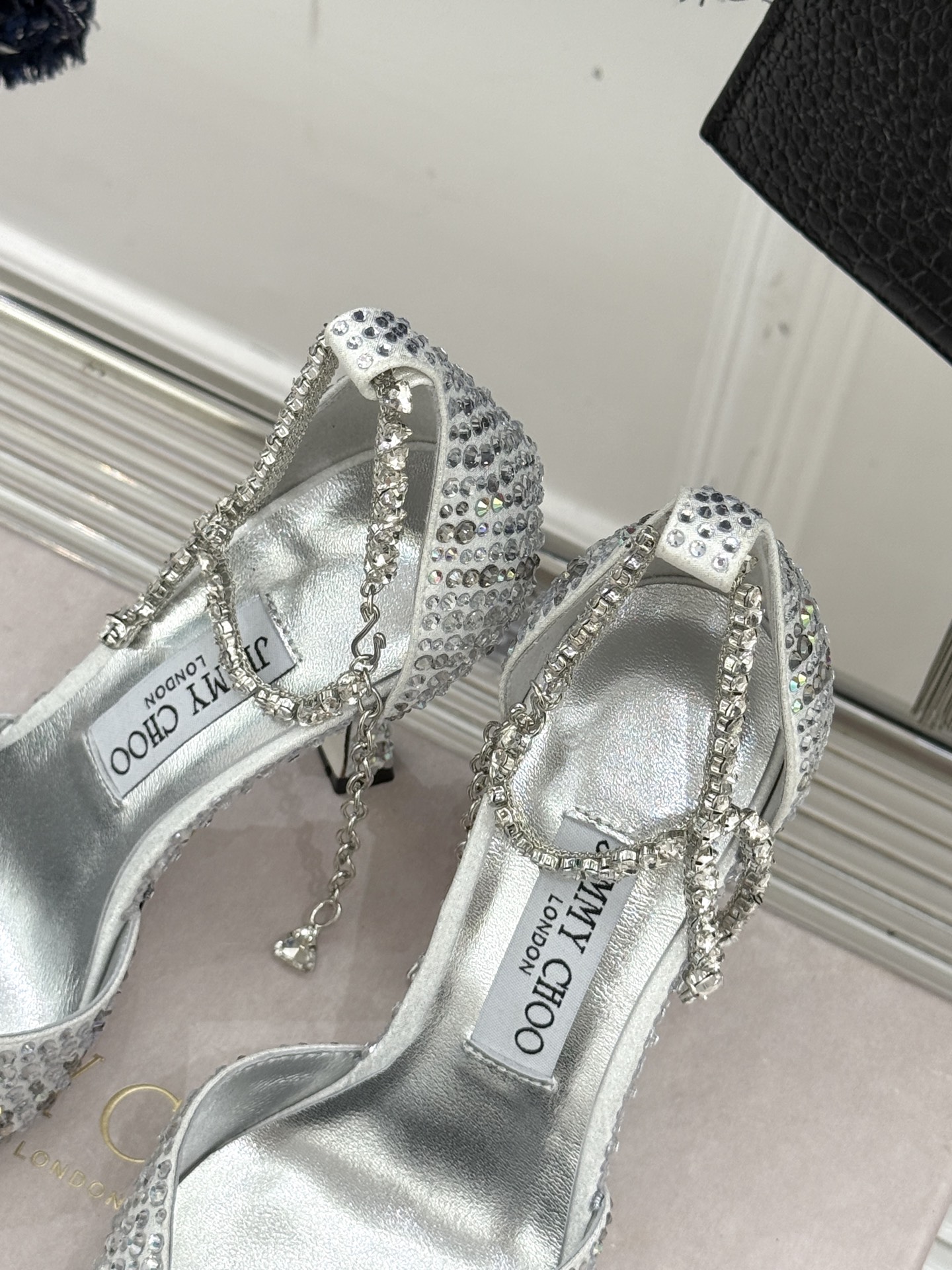 
Jimmy Choo/吉米周经典钻石链条
尖头水晶高跟凉鞋
超绝的水晶鞋 美到移不开视线
鞋型做的非常