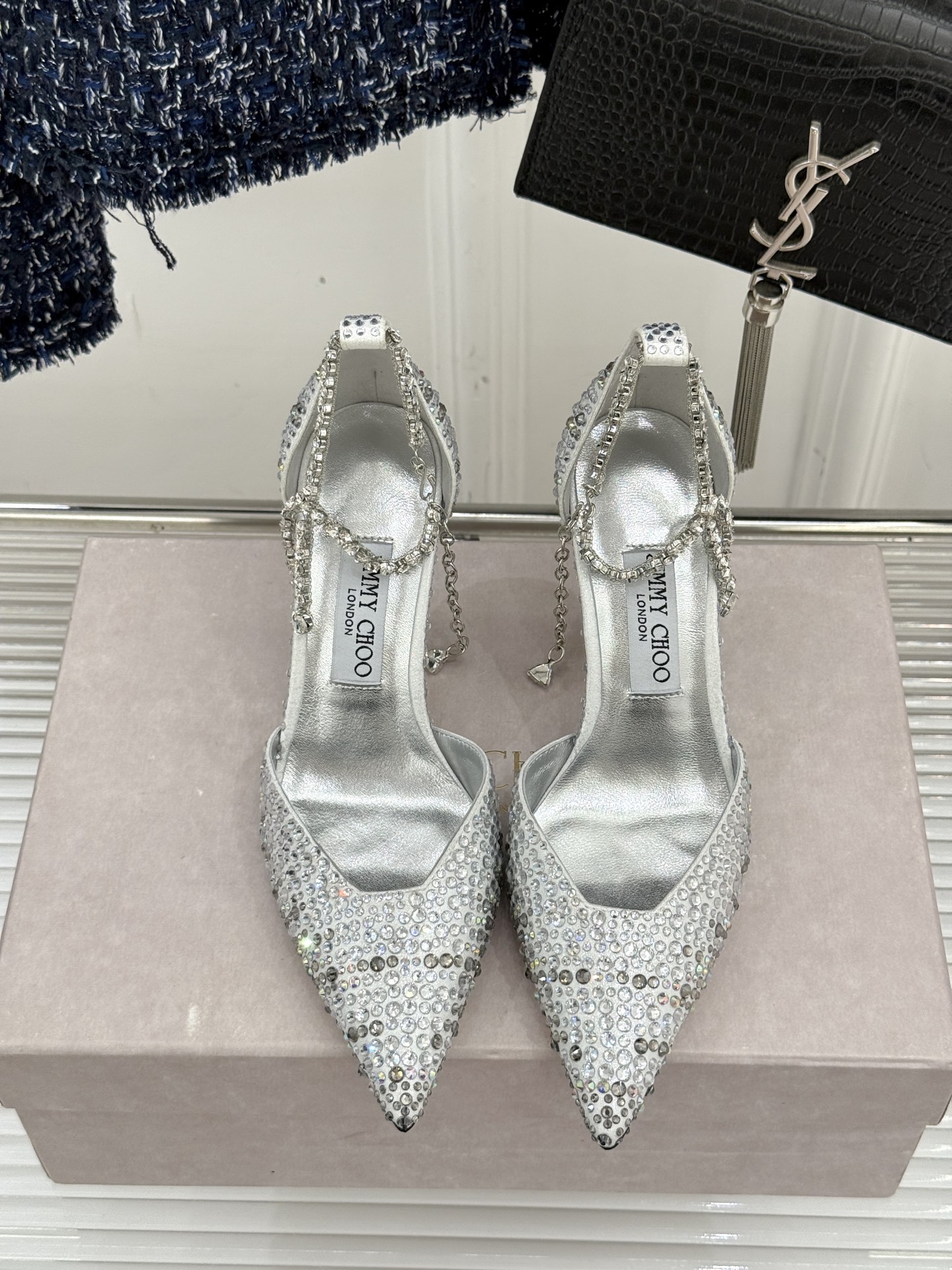 
Jimmy Choo/吉米周经典钻石链条
尖头水晶高跟凉鞋
超绝的水晶鞋 美到移不开视线
鞋型做的非常