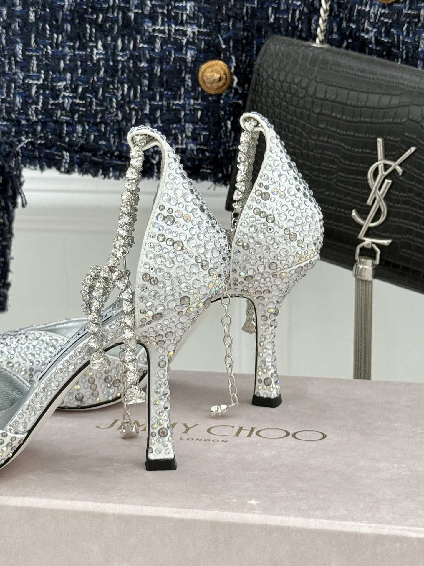 
Jimmy Choo/吉米周经典钻石链条
尖头水晶高跟凉鞋
超绝的水晶鞋 美到移不开视线
鞋型做的非常