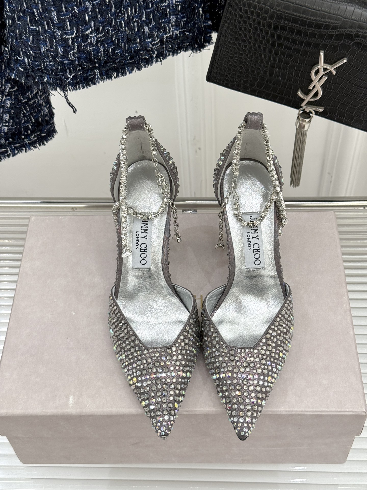 
Jimmy Choo/吉米周经典钻石链条
尖头水晶高跟凉鞋
超绝的水晶鞋 美到移不开视线
鞋型做的非常