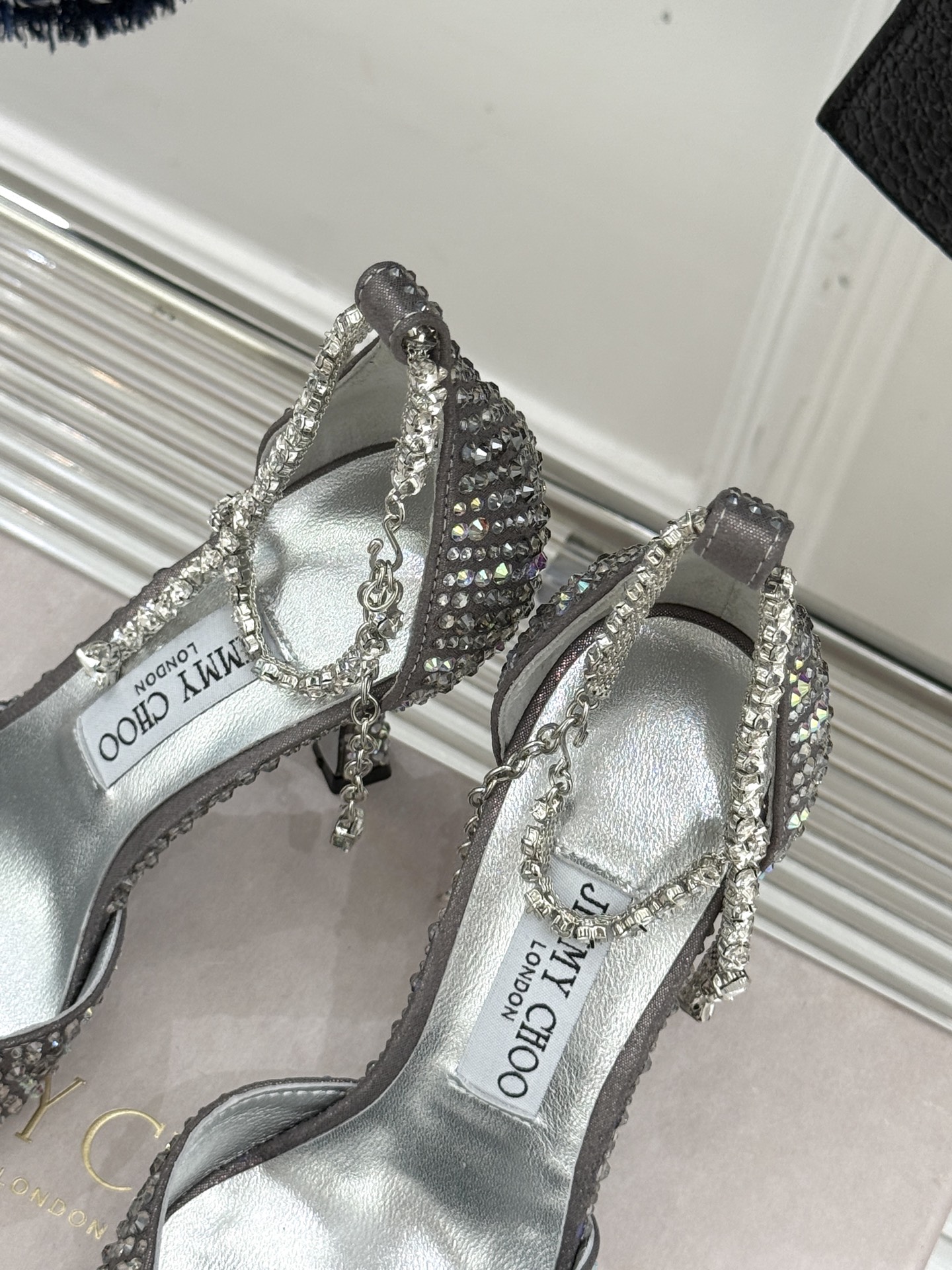 
Jimmy Choo/吉米周经典钻石链条
尖头水晶高跟凉鞋
超绝的水晶鞋 美到移不开视线
鞋型做的非常