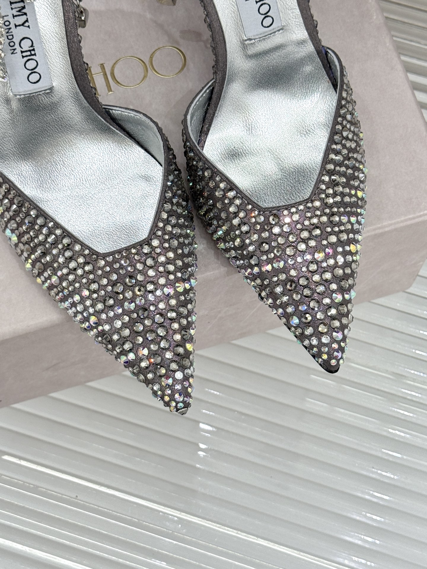 
Jimmy Choo/吉米周经典钻石链条
尖头水晶高跟凉鞋
超绝的水晶鞋 美到移不开视线
鞋型做的非常