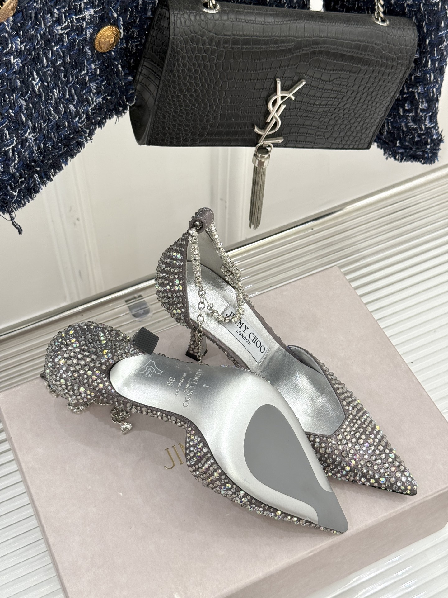 
Jimmy Choo/吉米周经典钻石链条
尖头水晶高跟凉鞋
超绝的水晶鞋 美到移不开视线
鞋型做的非常