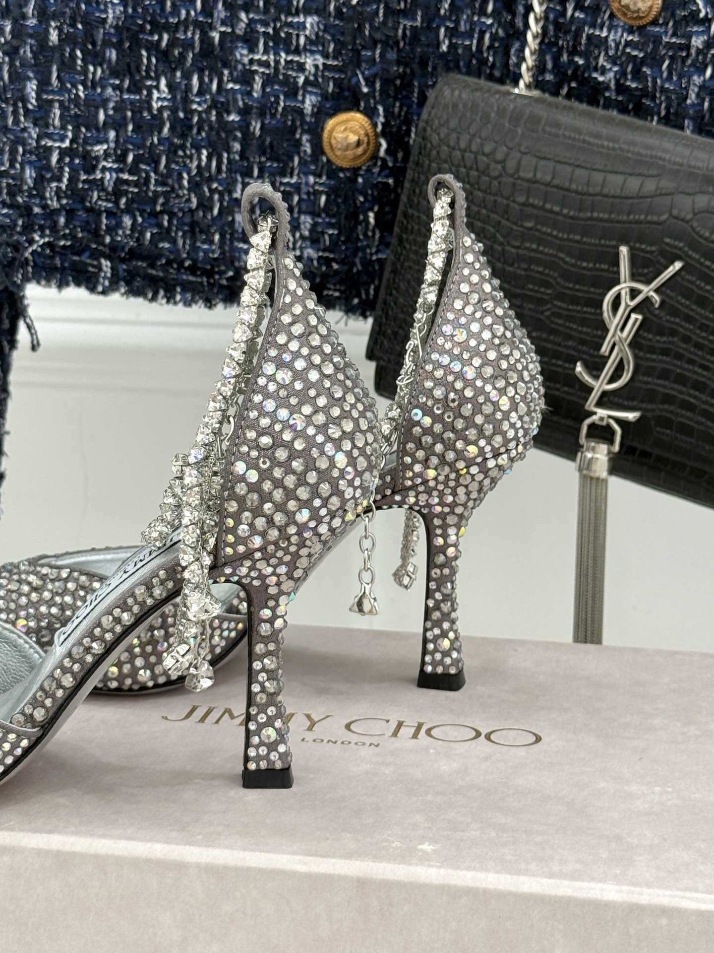 
Jimmy Choo/吉米周经典钻石链条
尖头水晶高跟凉鞋
超绝的水晶鞋 美到移不开视线
鞋型做的非常