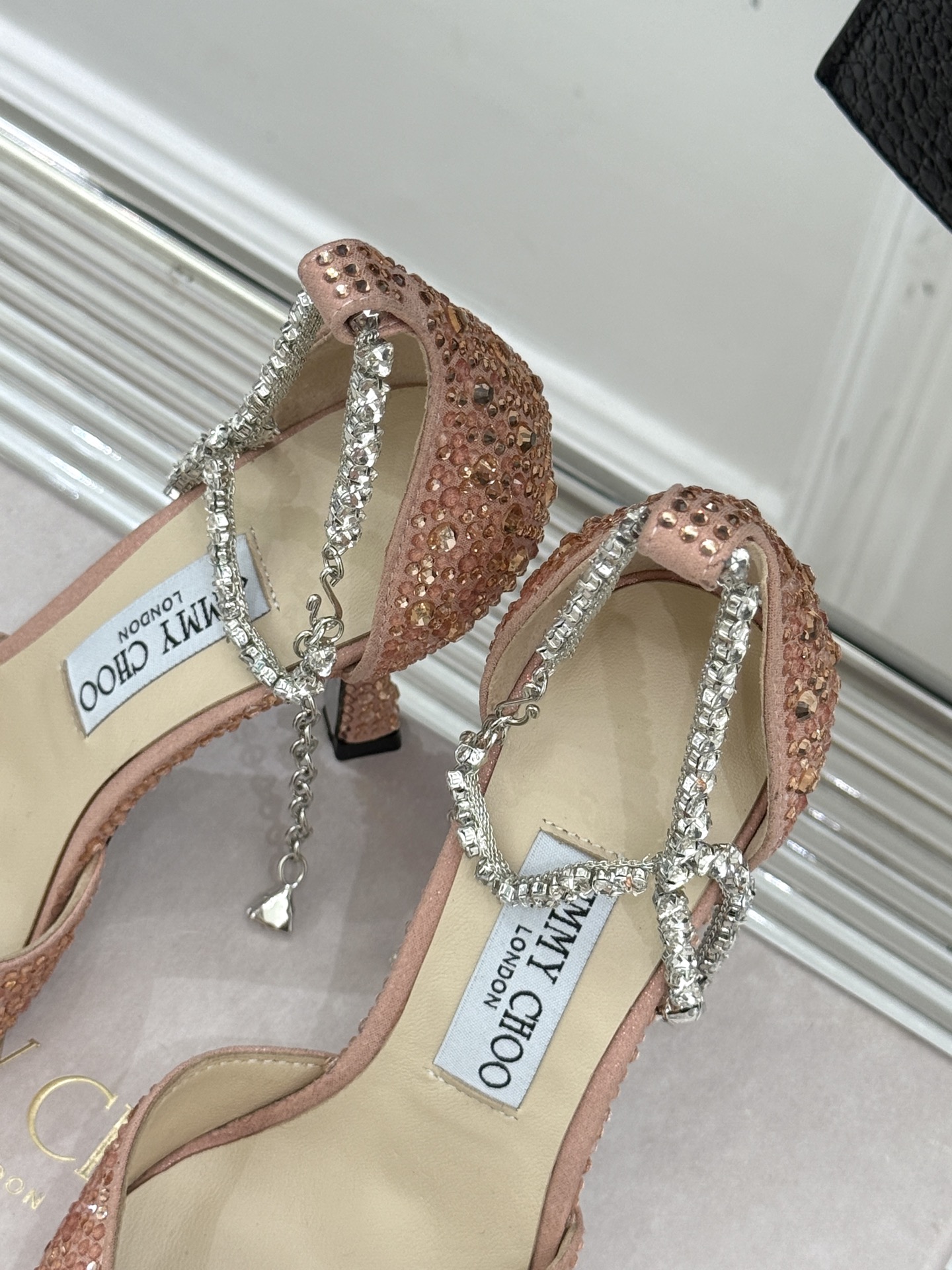 
Jimmy Choo/吉米周经典钻石链条
尖头水晶高跟凉鞋
超绝的水晶鞋 美到移不开视线
鞋型做的非常
